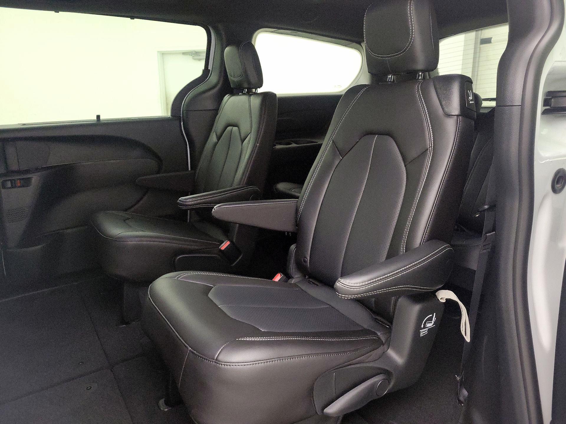 Thumbnail: 2025 Chrysler Pacifica - 19