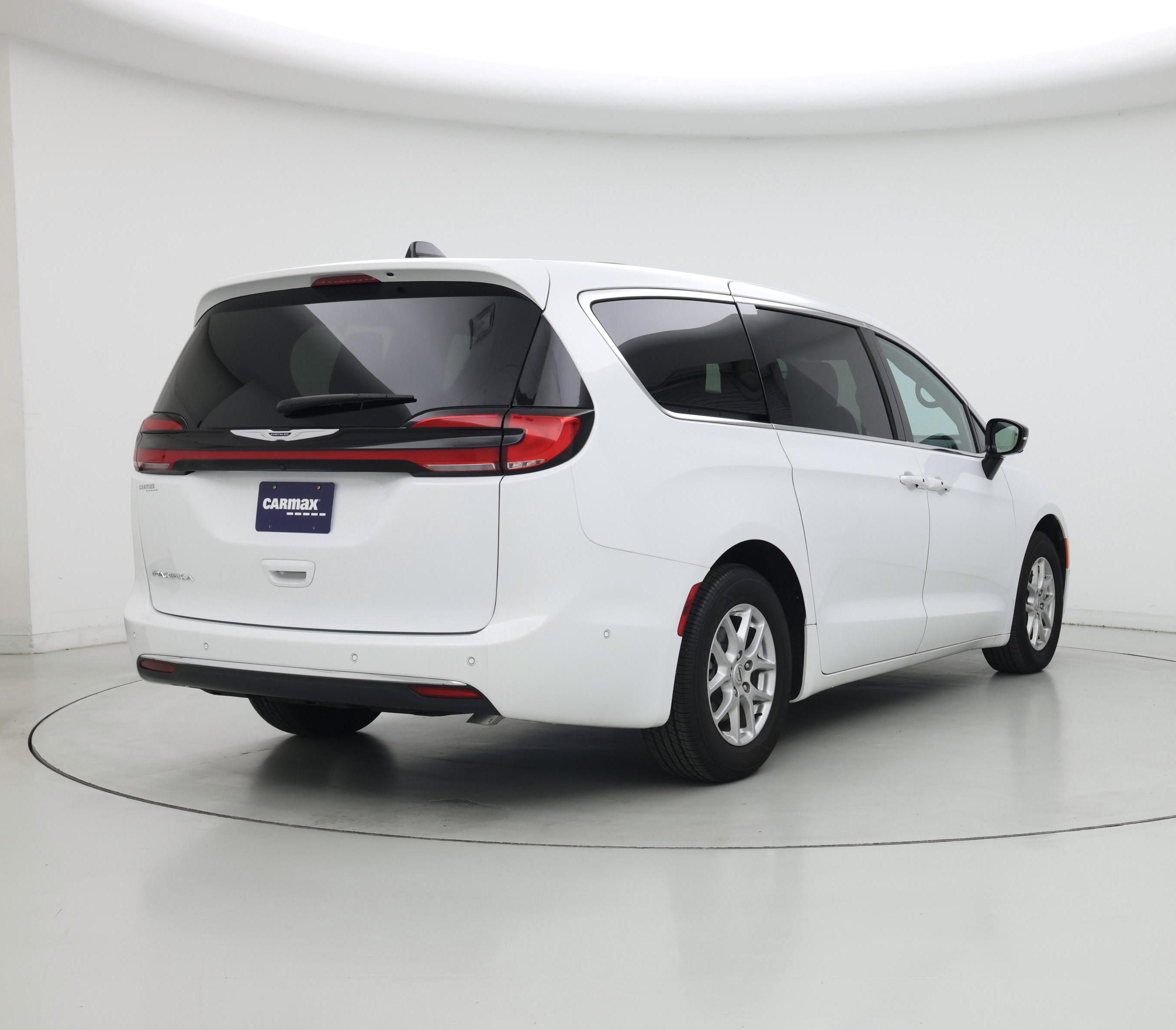 Thumbnail: 2025 Chrysler Pacifica - 8