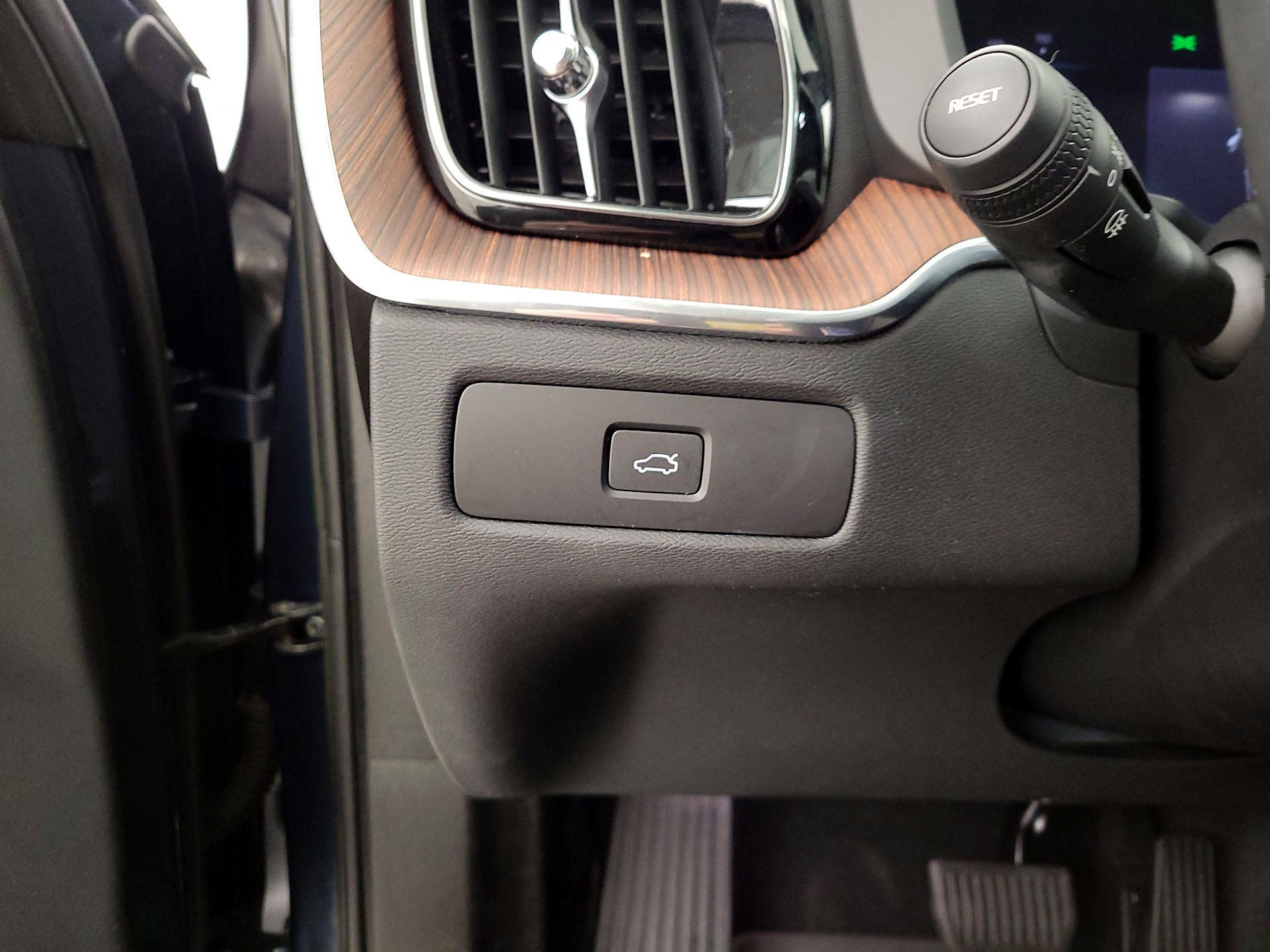 Thumbnail: 2023 Volvo XC60 - 13