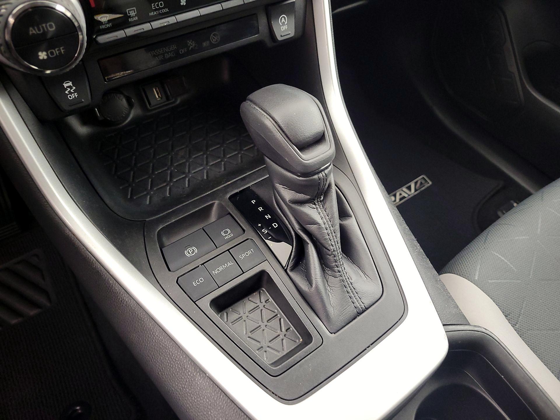 Thumbnail: 2021 Toyota RAV4 - 17