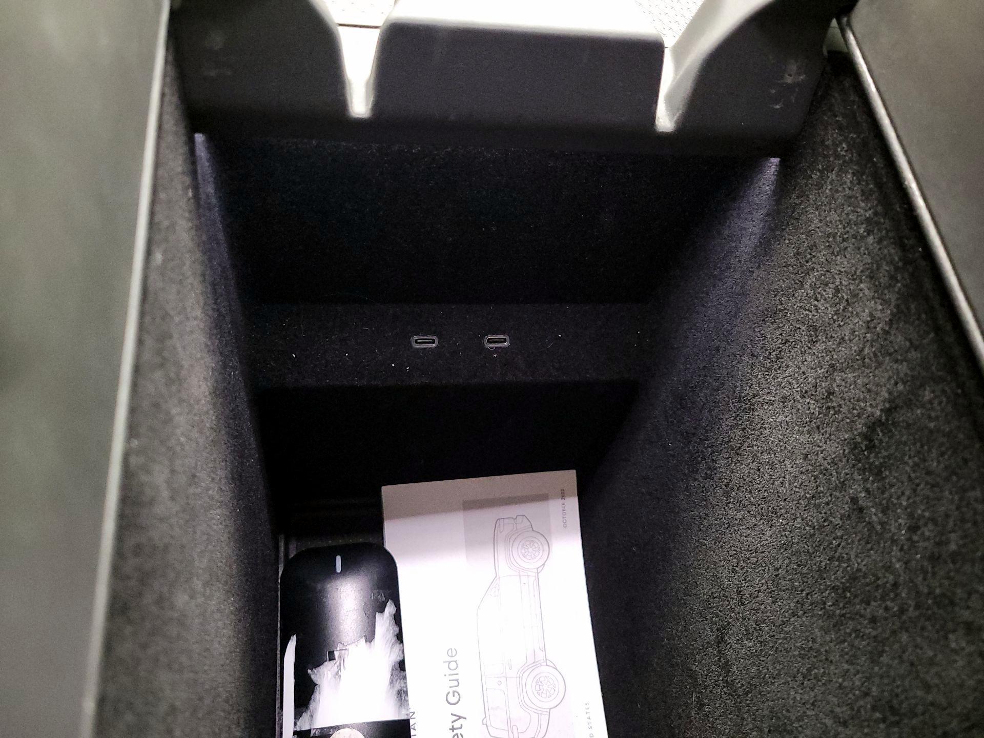 Thumbnail: 2024 Rivian R1S - 18