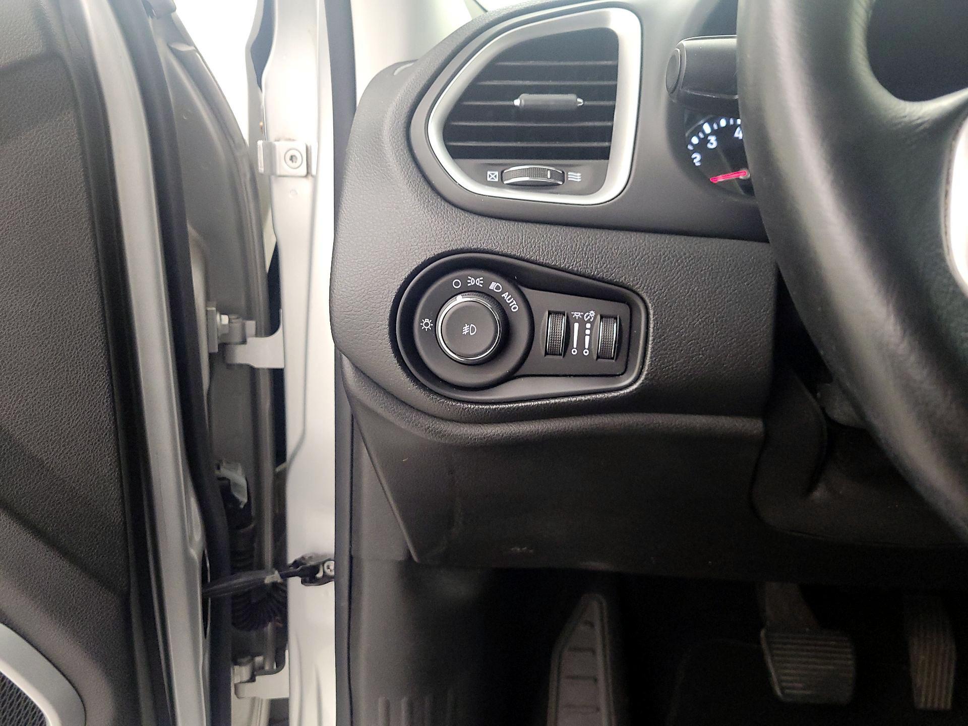 Thumbnail: 2018 Jeep Renegade - 13