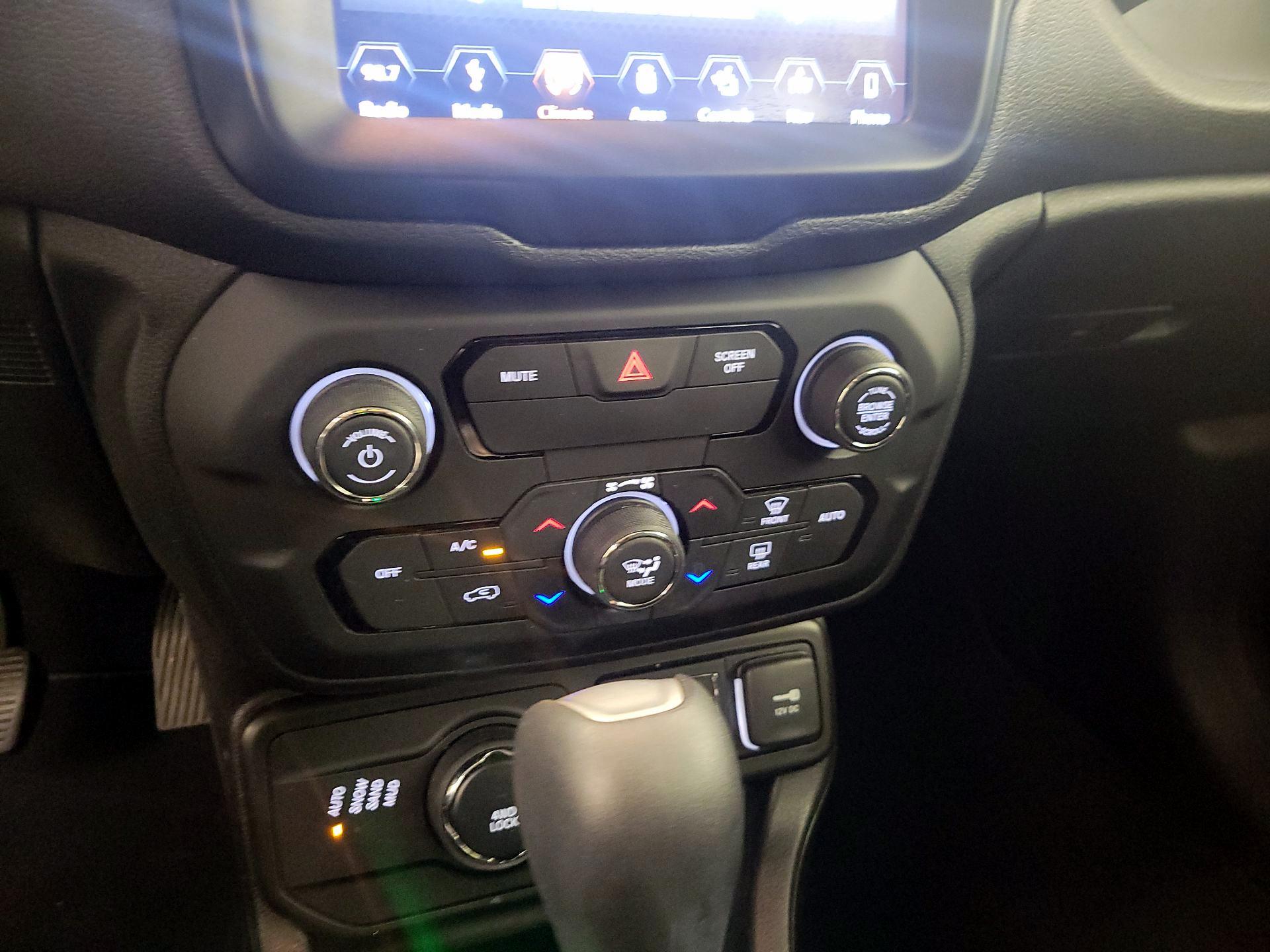 Thumbnail: 2018 Jeep Renegade - 17