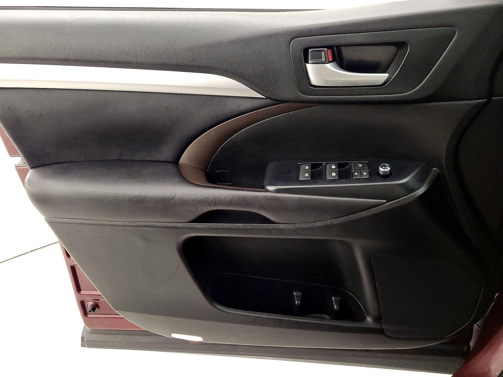 Thumbnail: 2017 Toyota Highlander - 12