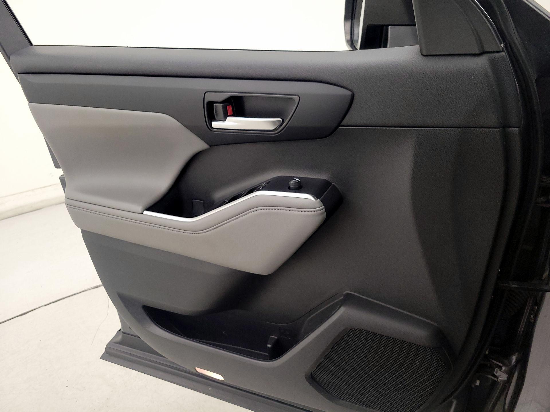 Thumbnail: 2023 Toyota Highlander - 12