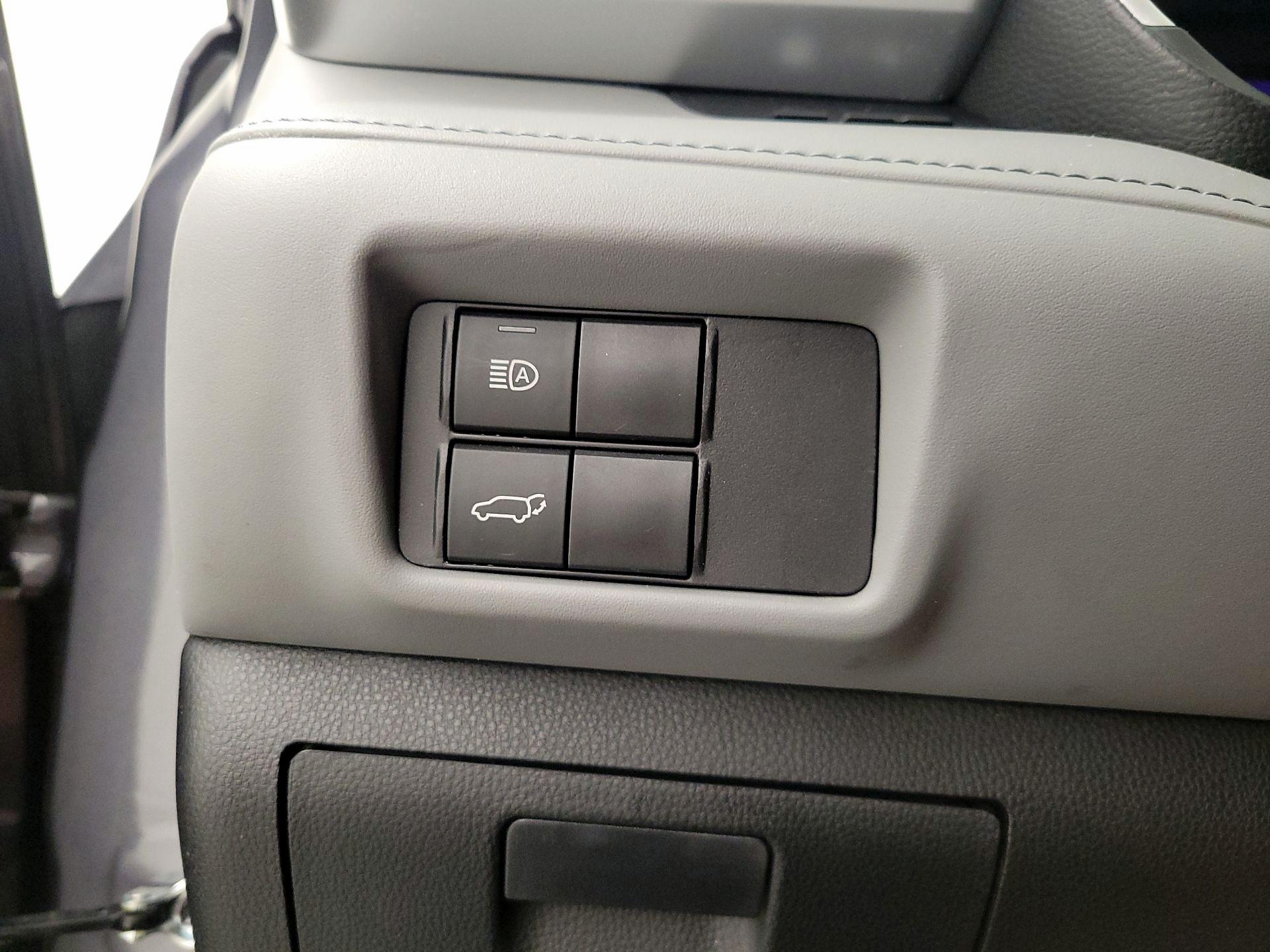 Thumbnail: 2023 Toyota Highlander - 13