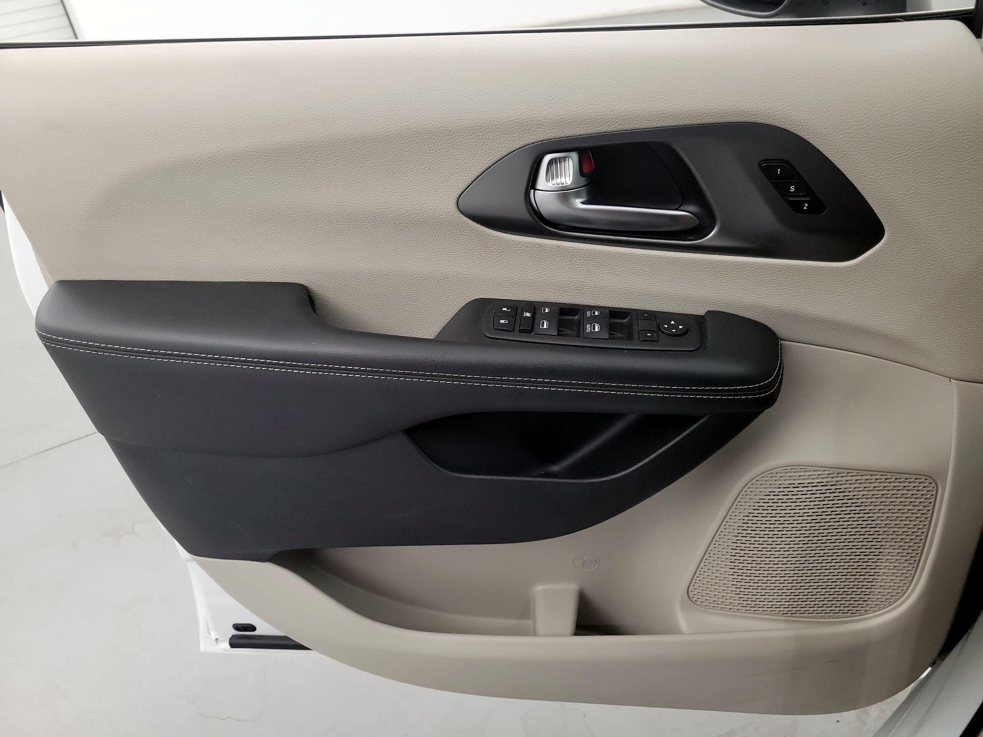 Thumbnail: 2023 Chrysler Pacifica - 12