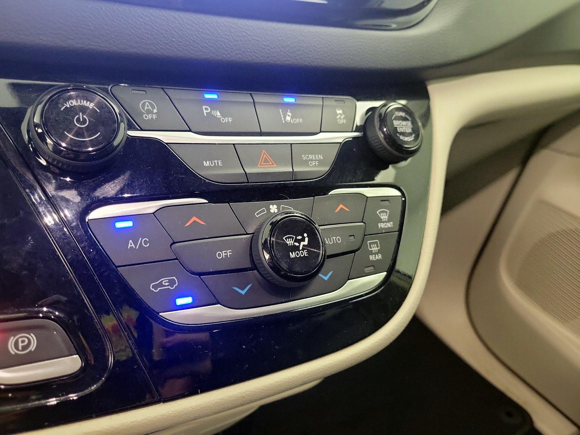 Thumbnail: 2023 Chrysler Pacifica - 16