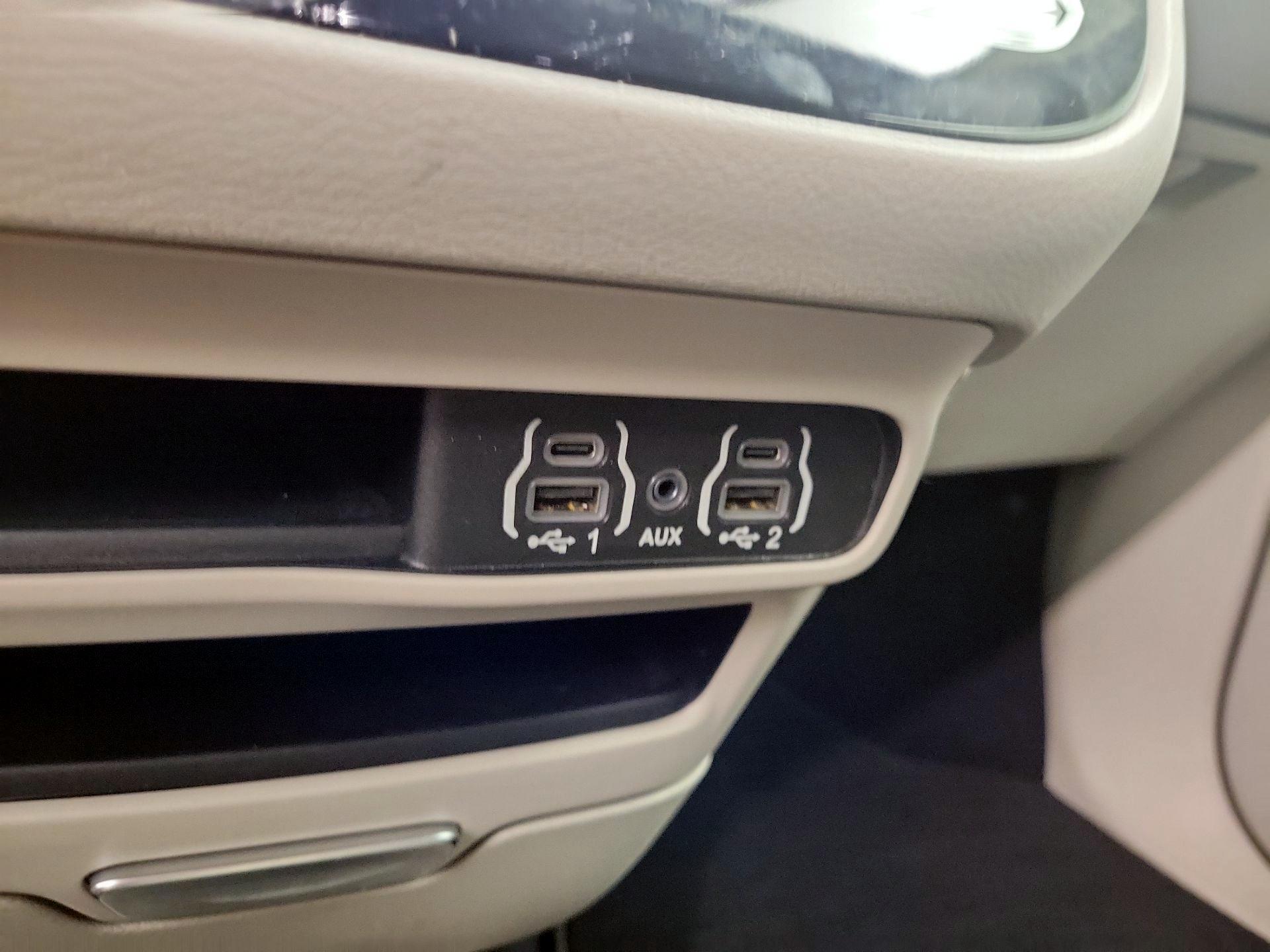 Thumbnail: 2023 Chrysler Pacifica - 18