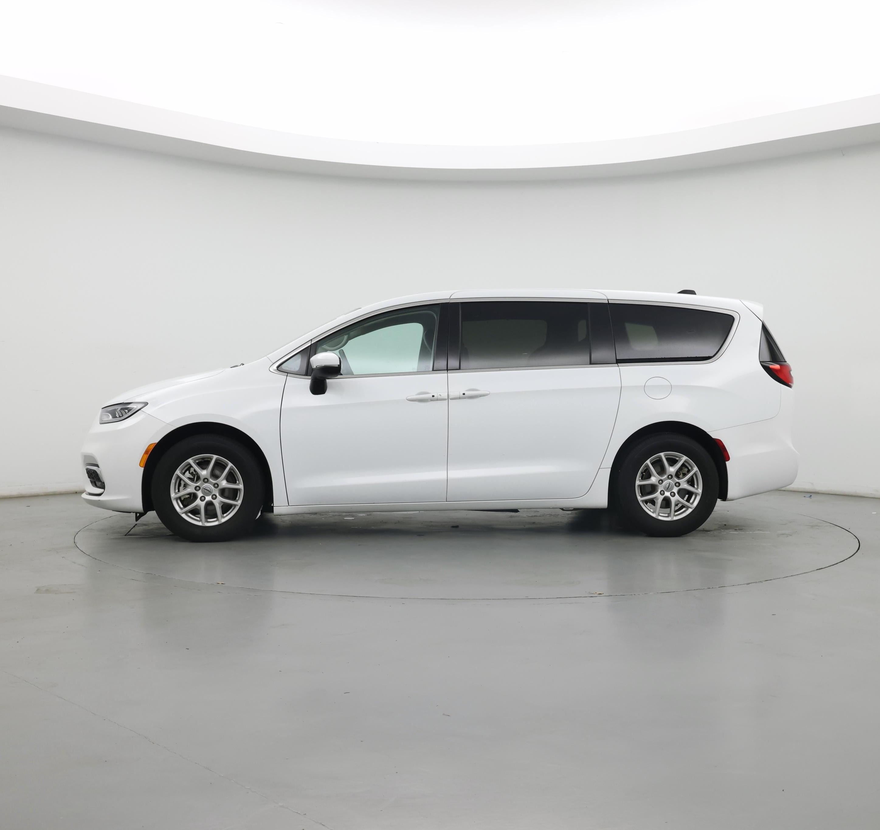 Thumbnail: 2023 Chrysler Pacifica - 3