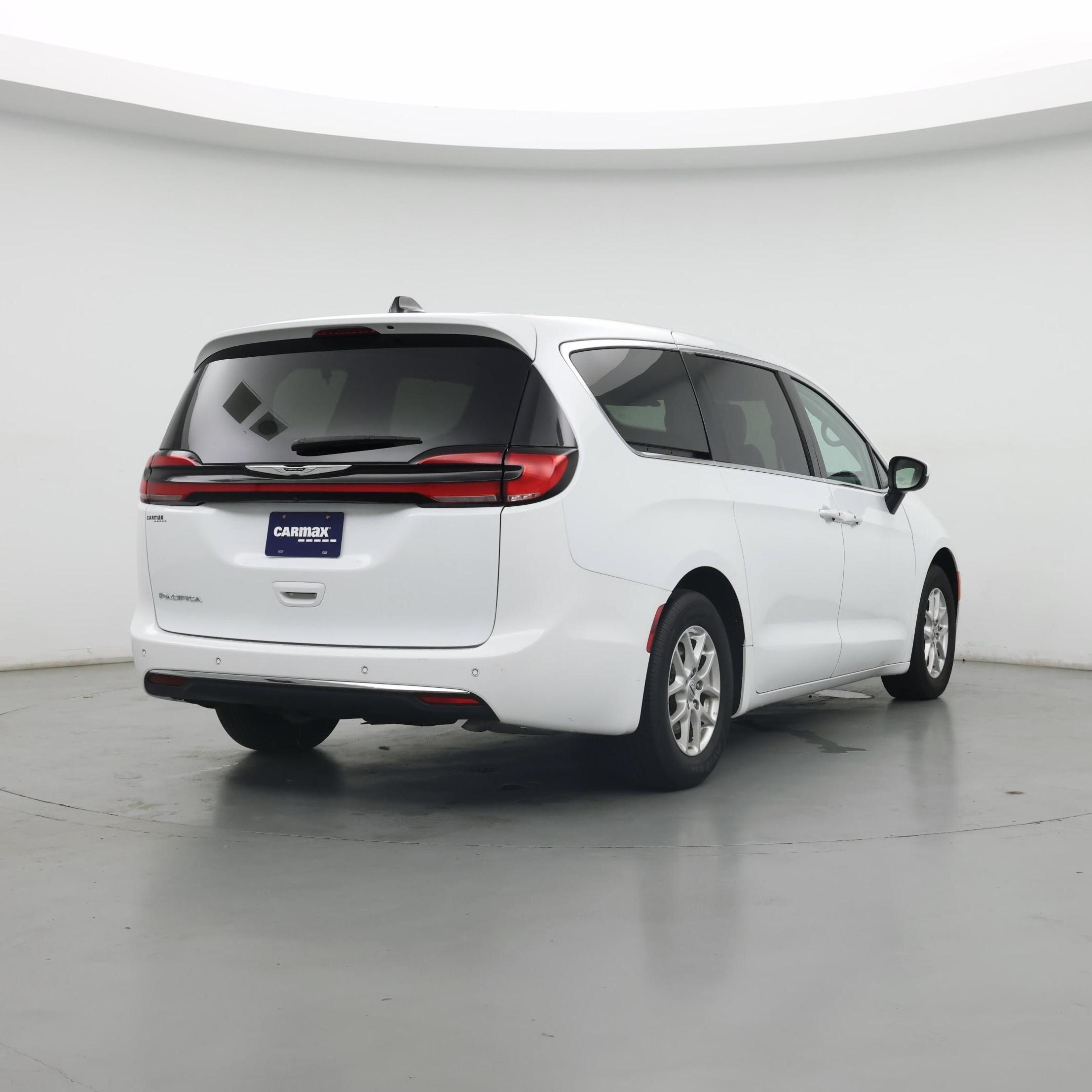 Thumbnail: 2023 Chrysler Pacifica - 8