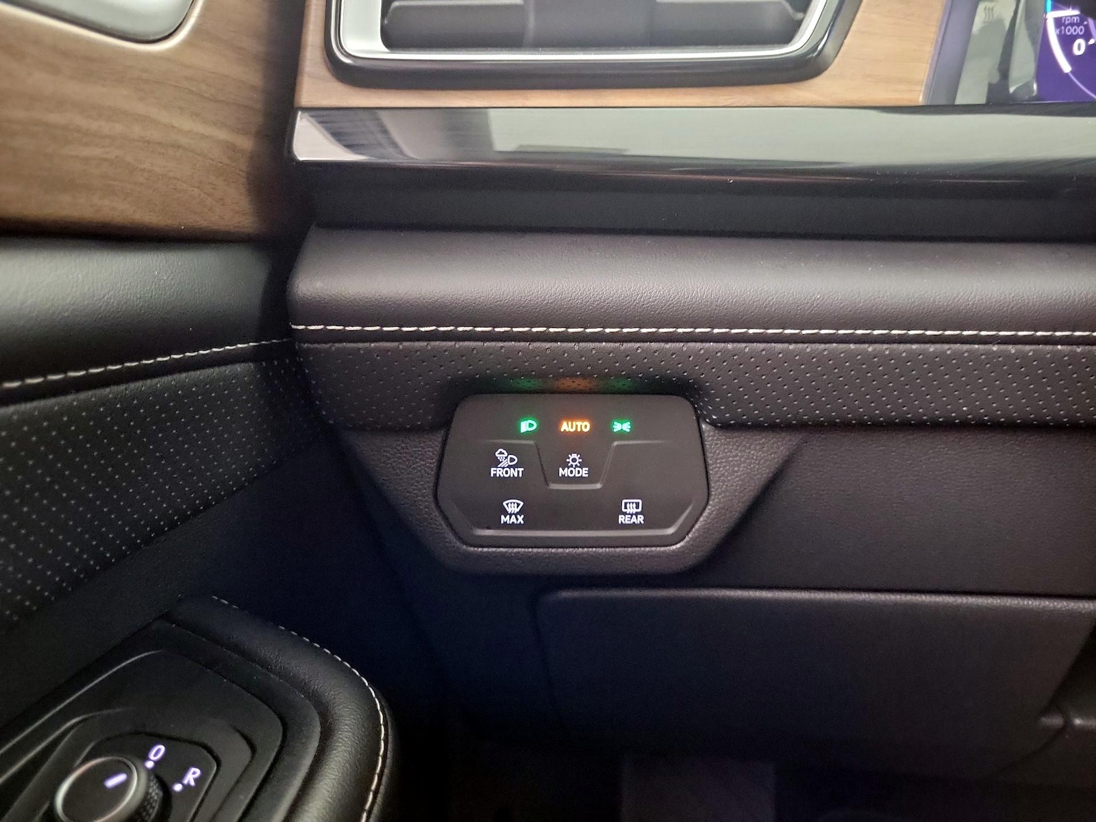 2024 Volkswagen Atlas SE w/Tech - Photo 14