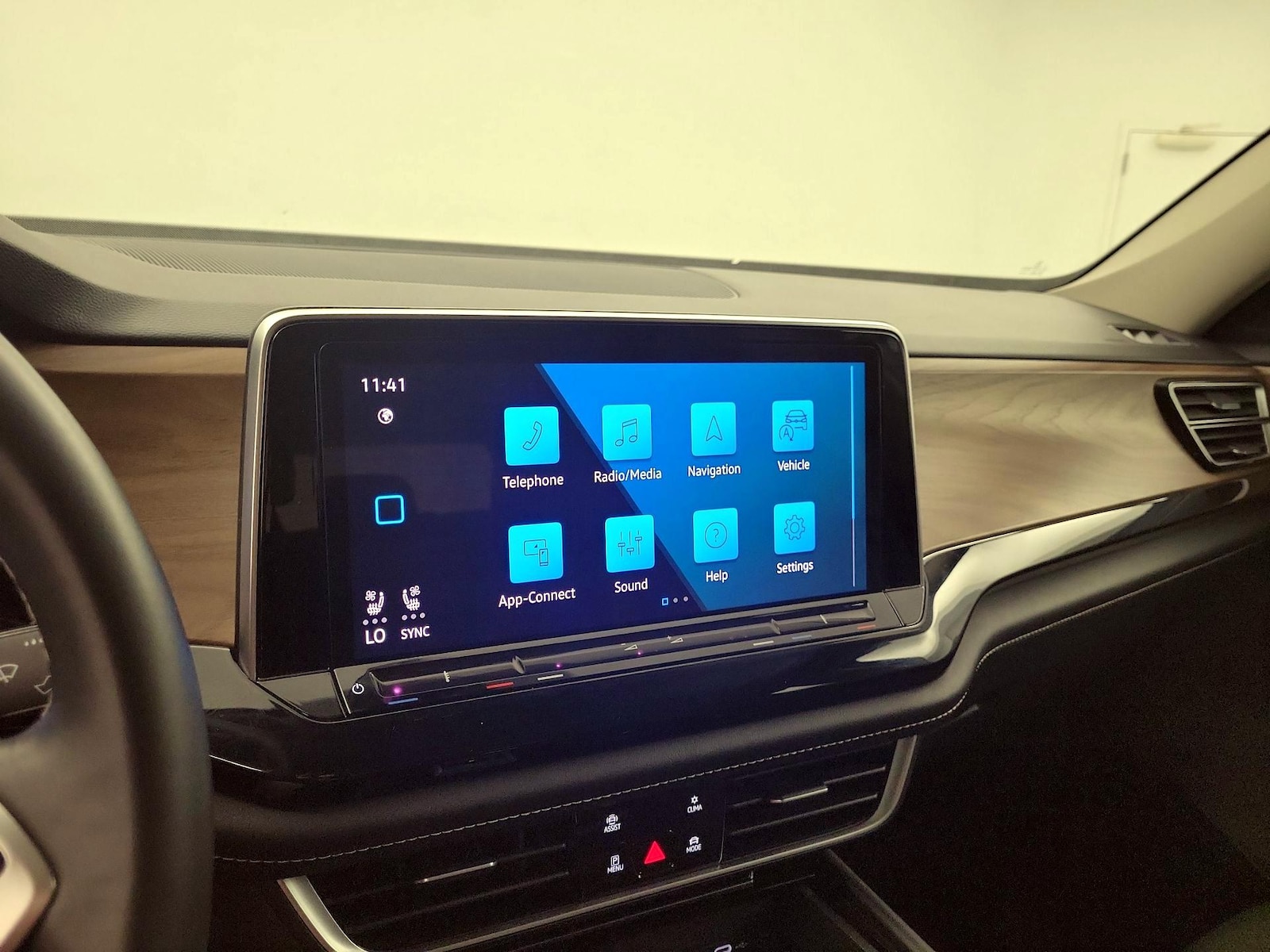2024 Volkswagen Atlas SE w/Tech - Photo 17