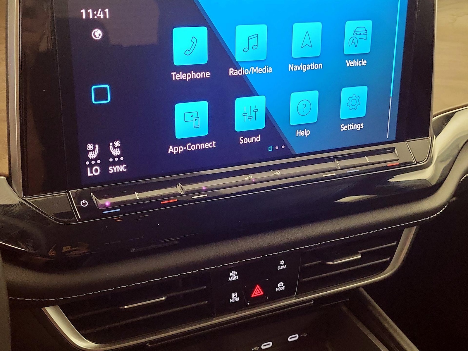 2024 Volkswagen Atlas SE w/Tech - Photo 18