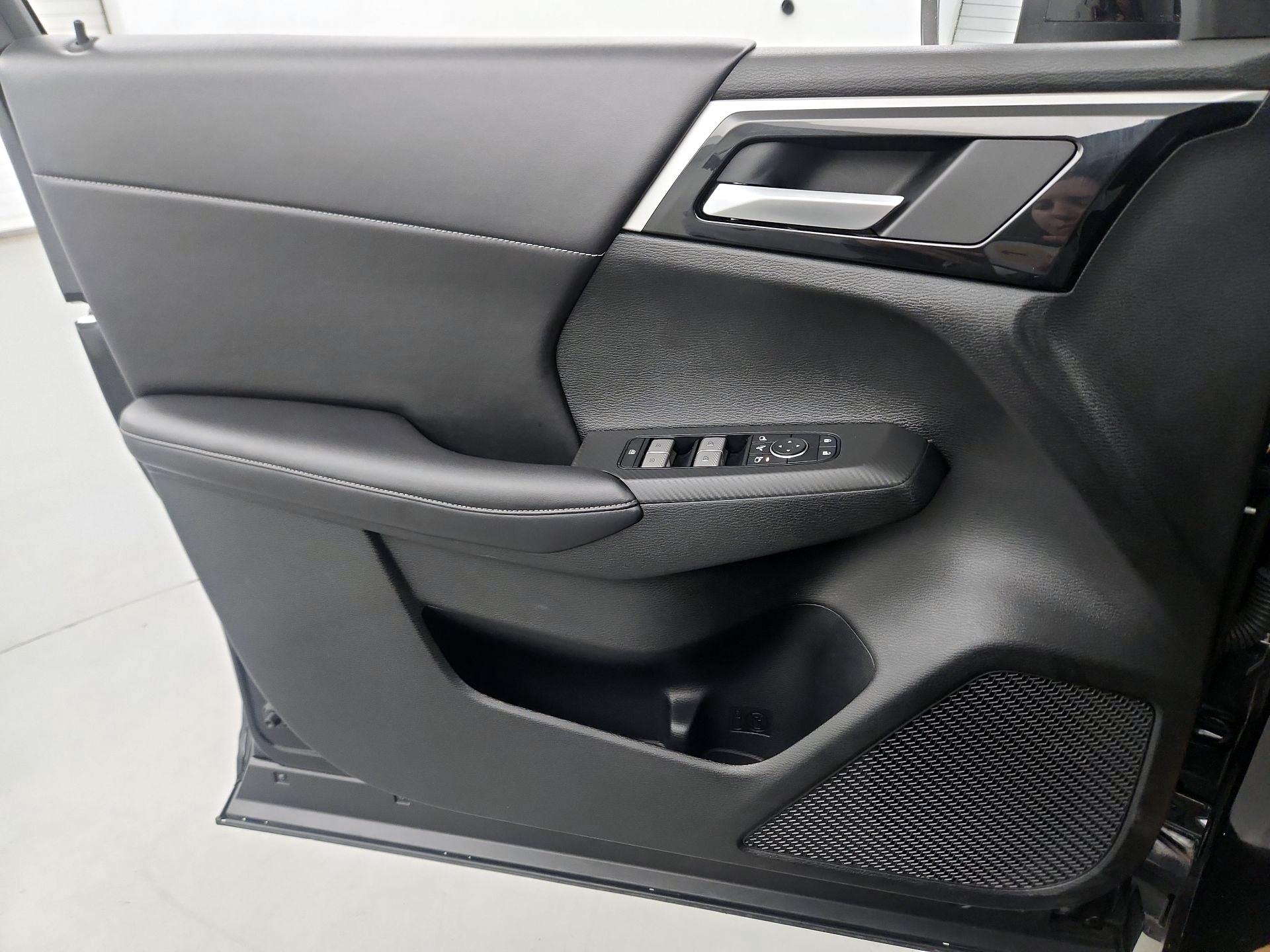 Thumbnail: 2024 Mitsubishi Outlander - 12