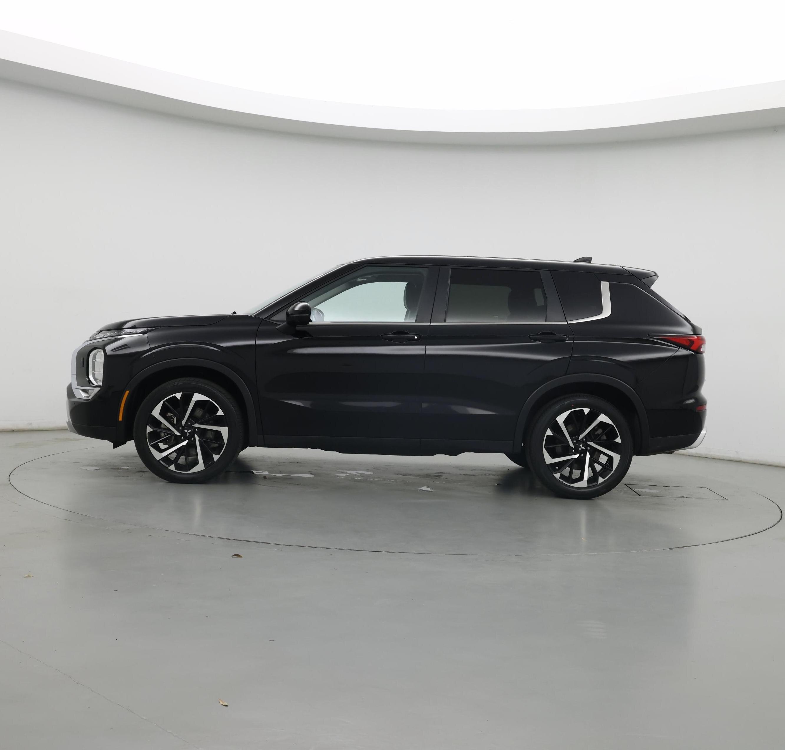 Thumbnail: 2024 Mitsubishi Outlander - 3