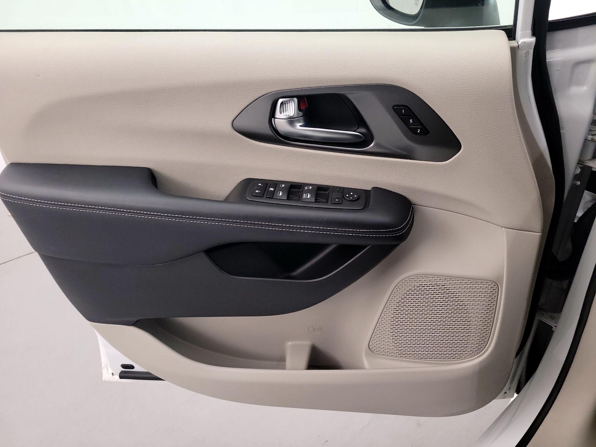 Thumbnail: 2023 Chrysler Pacifica - 12