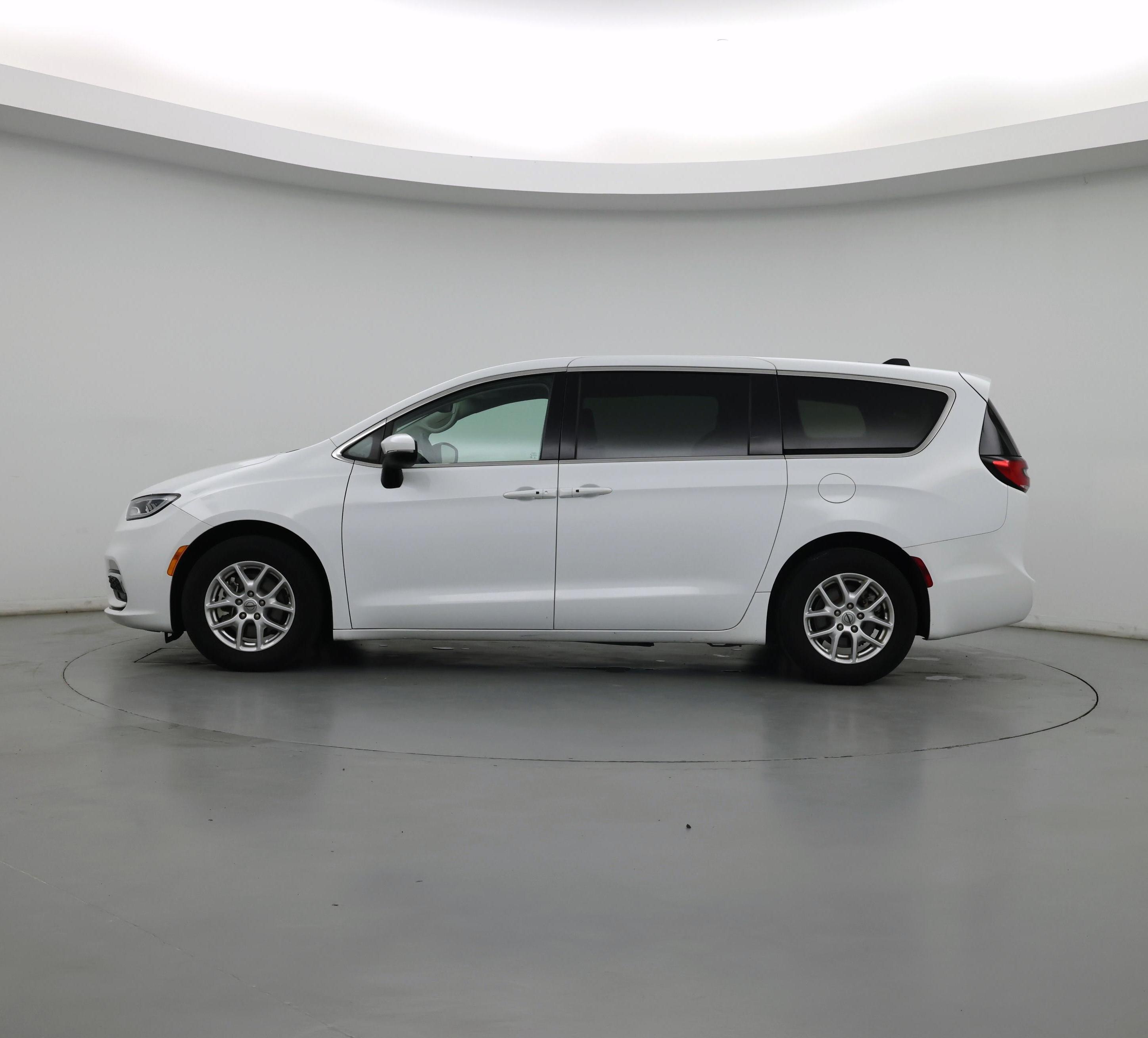 Thumbnail: 2023 Chrysler Pacifica - 3