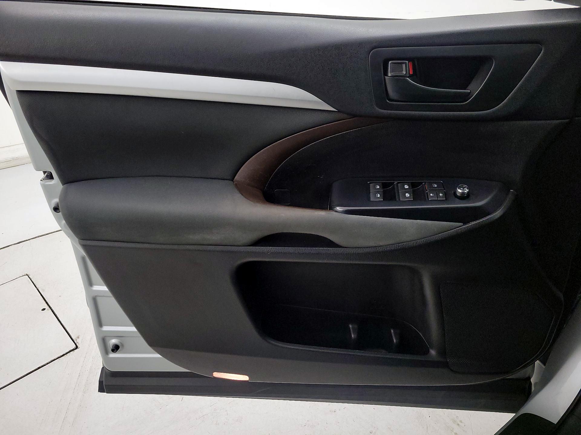 Thumbnail: 2018 Toyota Highlander - 12