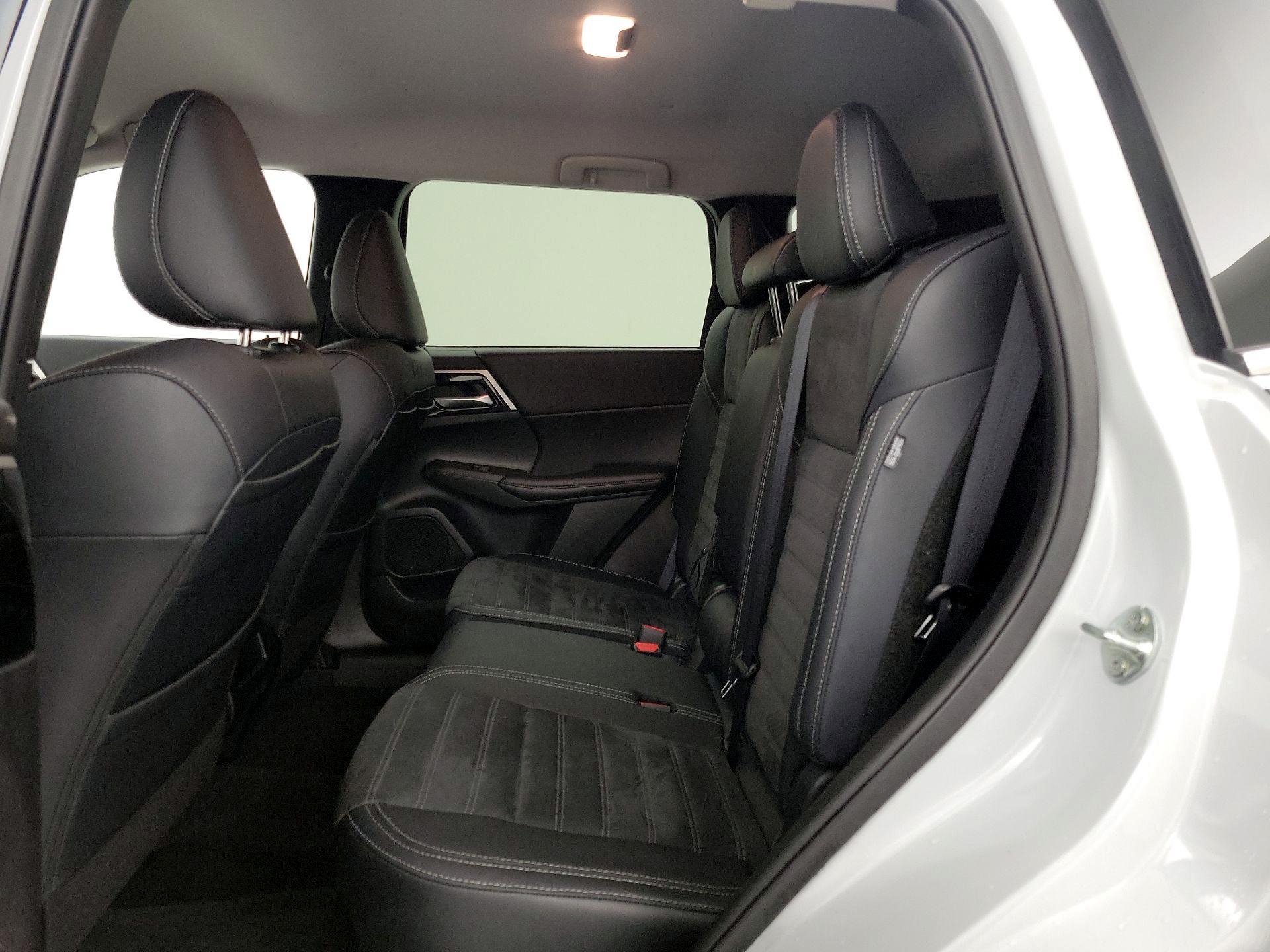 Thumbnail: 2024 Mitsubishi Outlander - 20