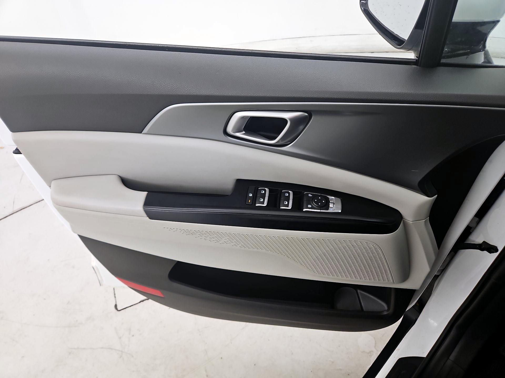 Thumbnail: 2022 Kia Carnival - 12