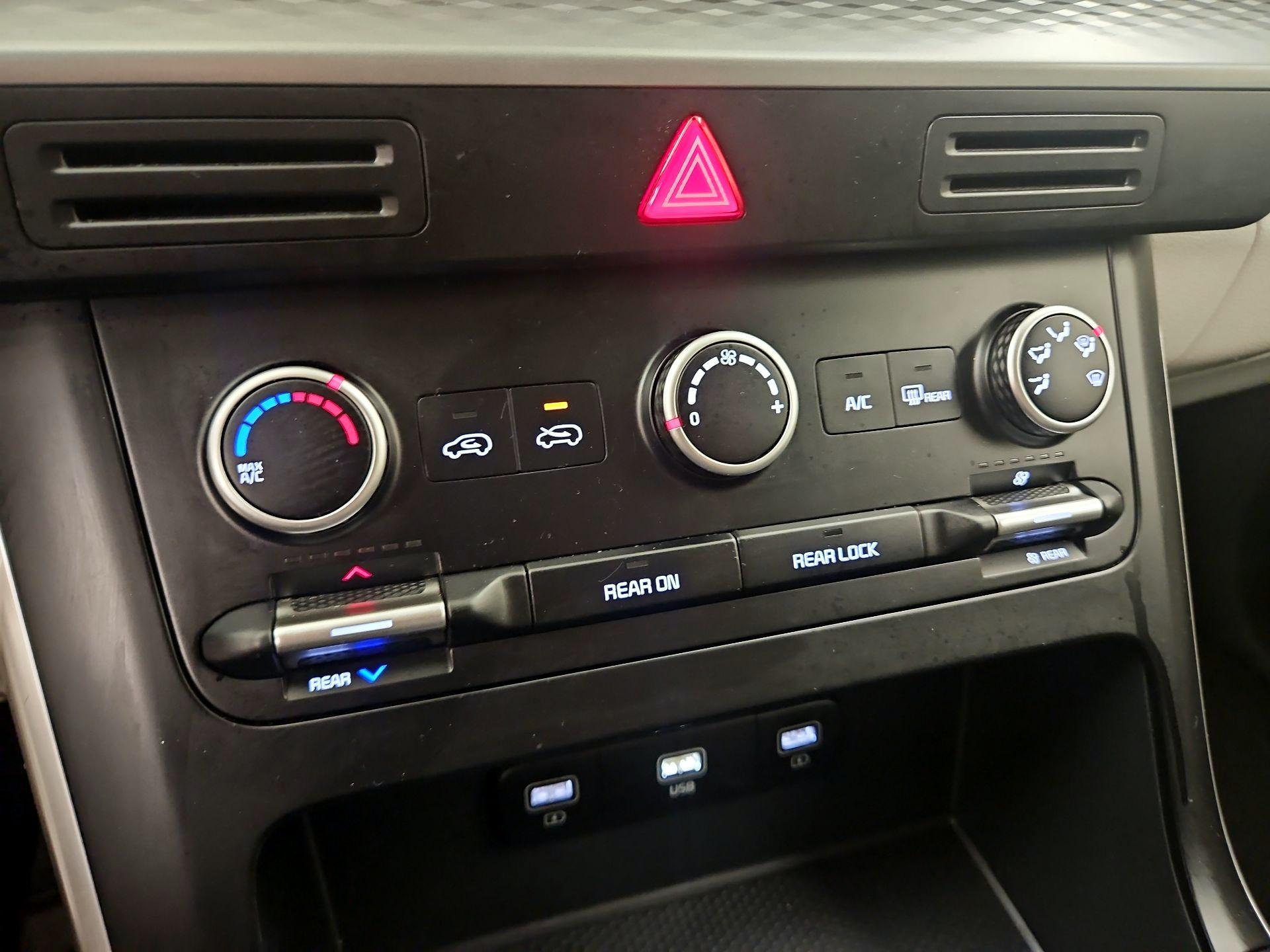 Thumbnail: 2022 Kia Carnival - 16