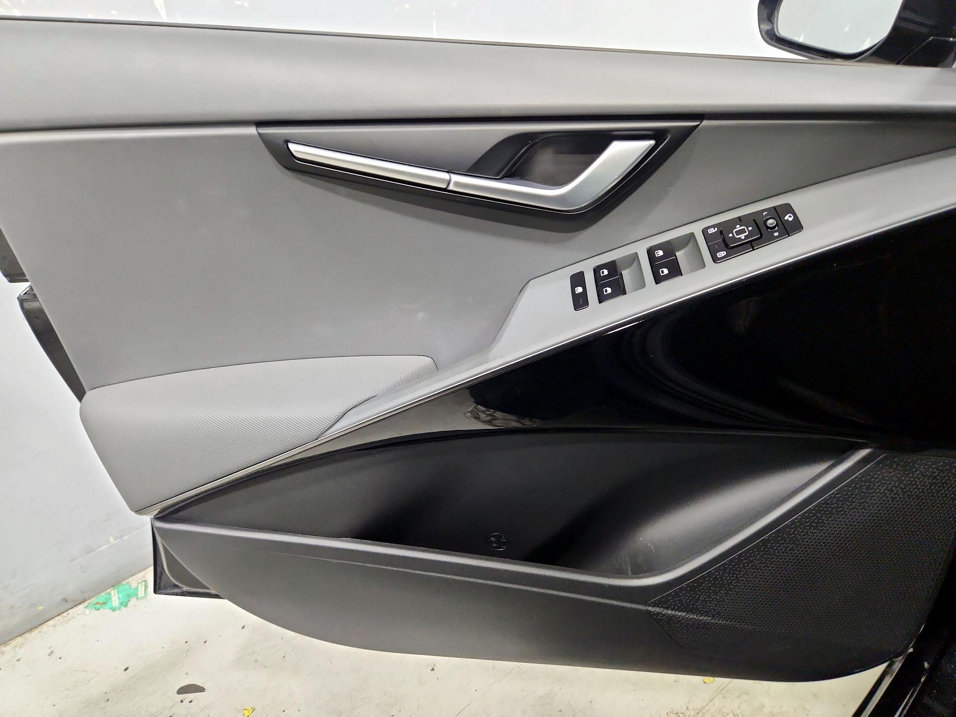 Thumbnail: 2023 Kia Niro - 12