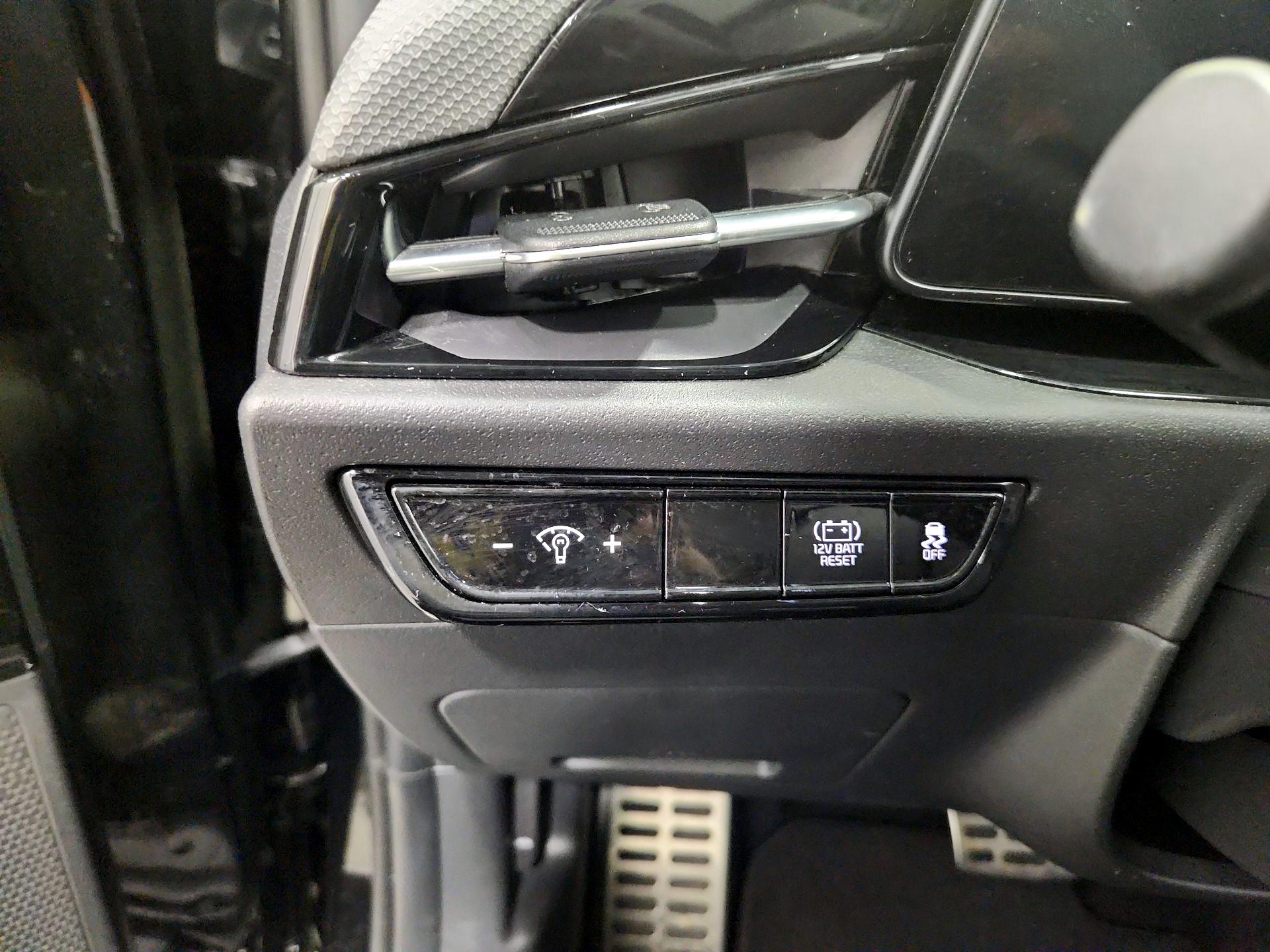 Thumbnail: 2023 Kia Niro - 13