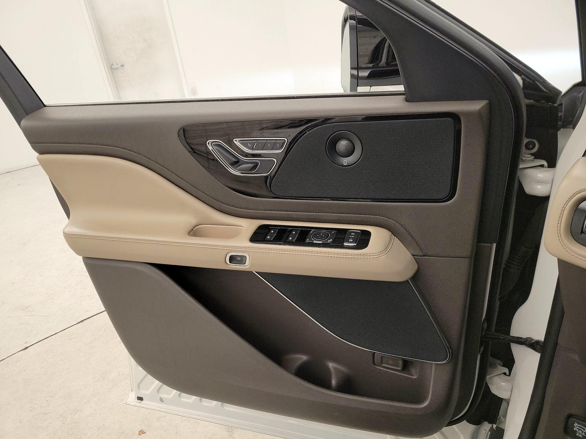 Thumbnail: 2022 Lincoln Aviator - 12