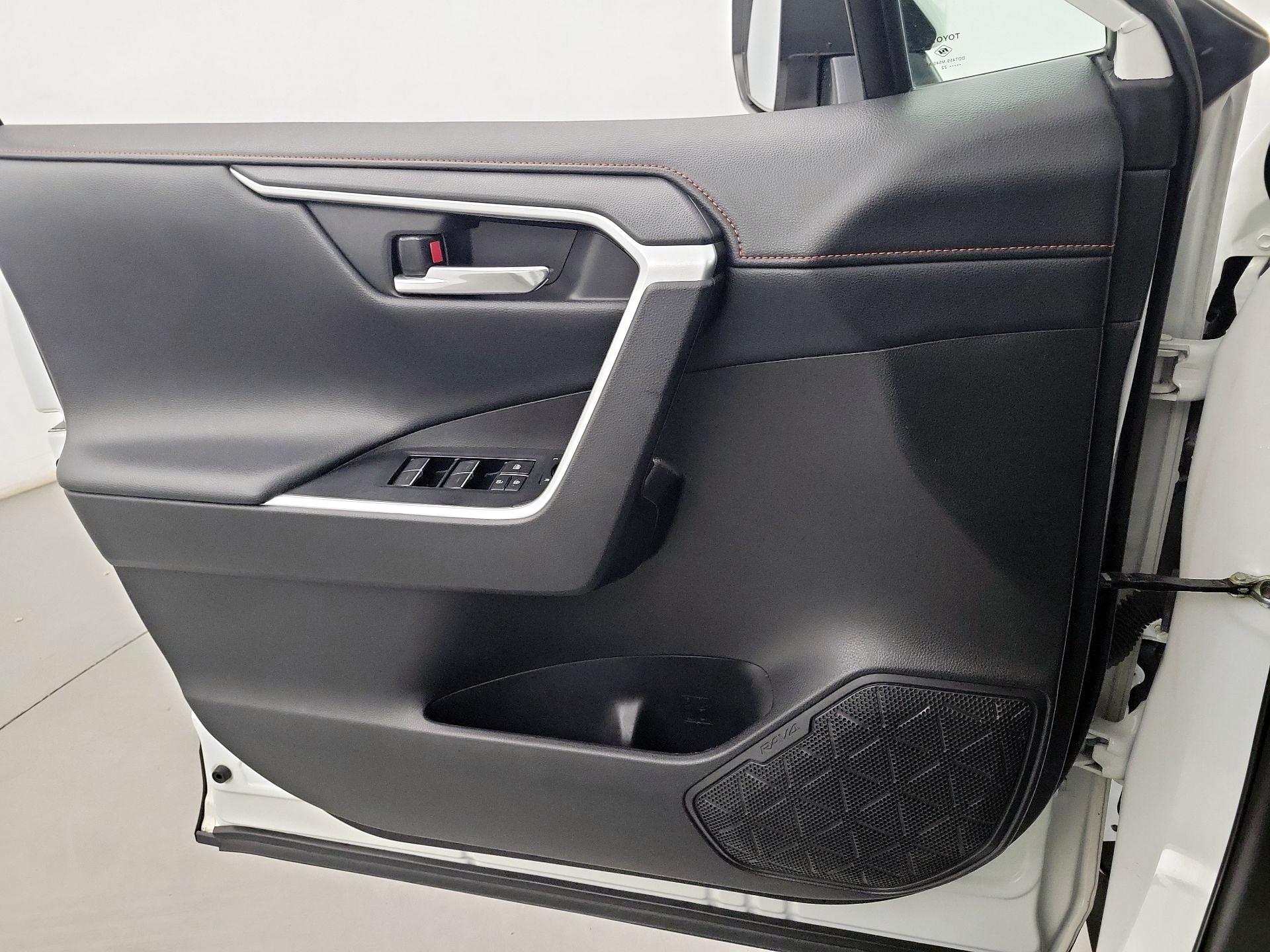 Thumbnail: 2022 Toyota RAV4 - 10