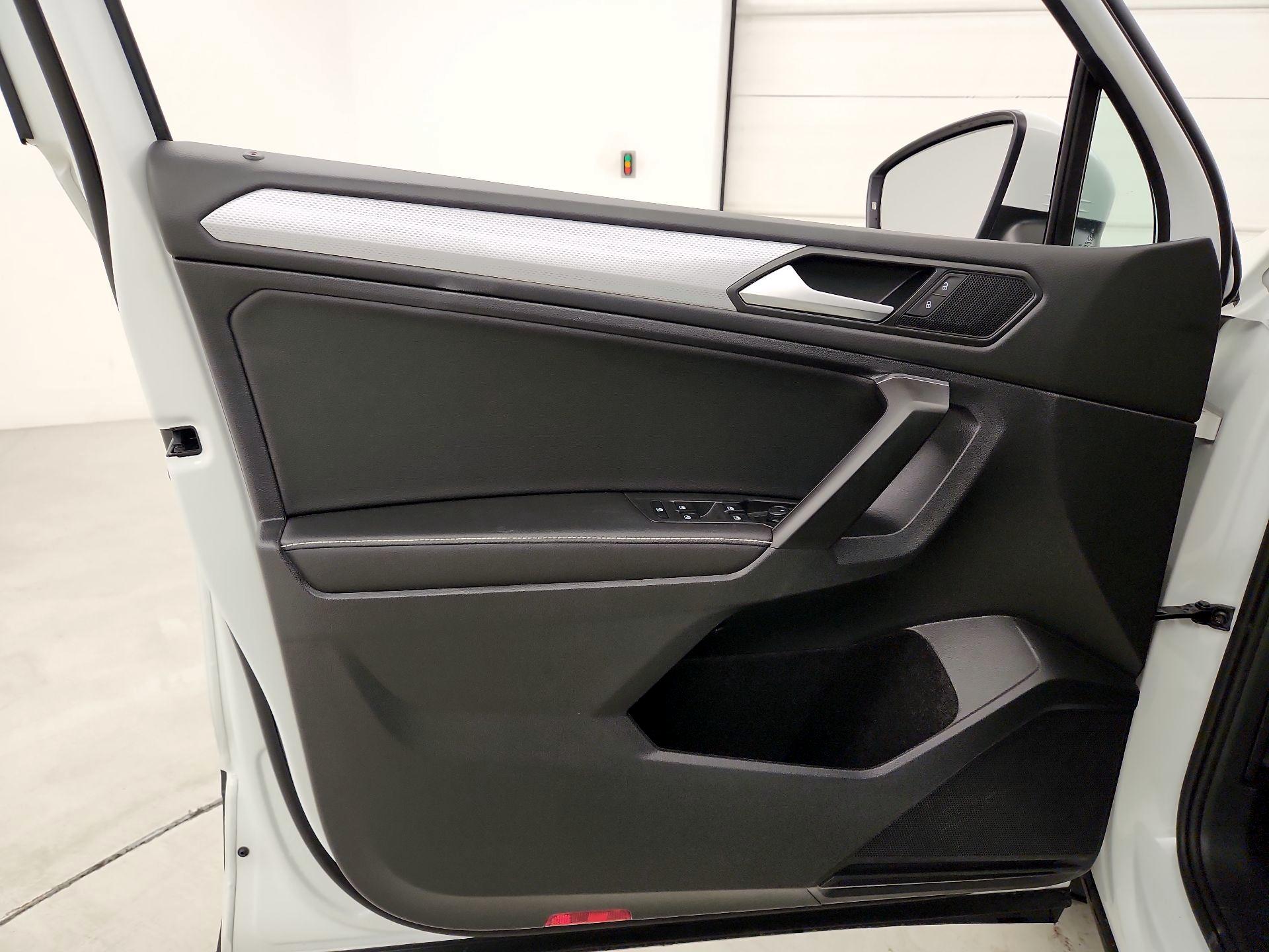 Thumbnail: 2022 Volkswagen Tiguan - 12