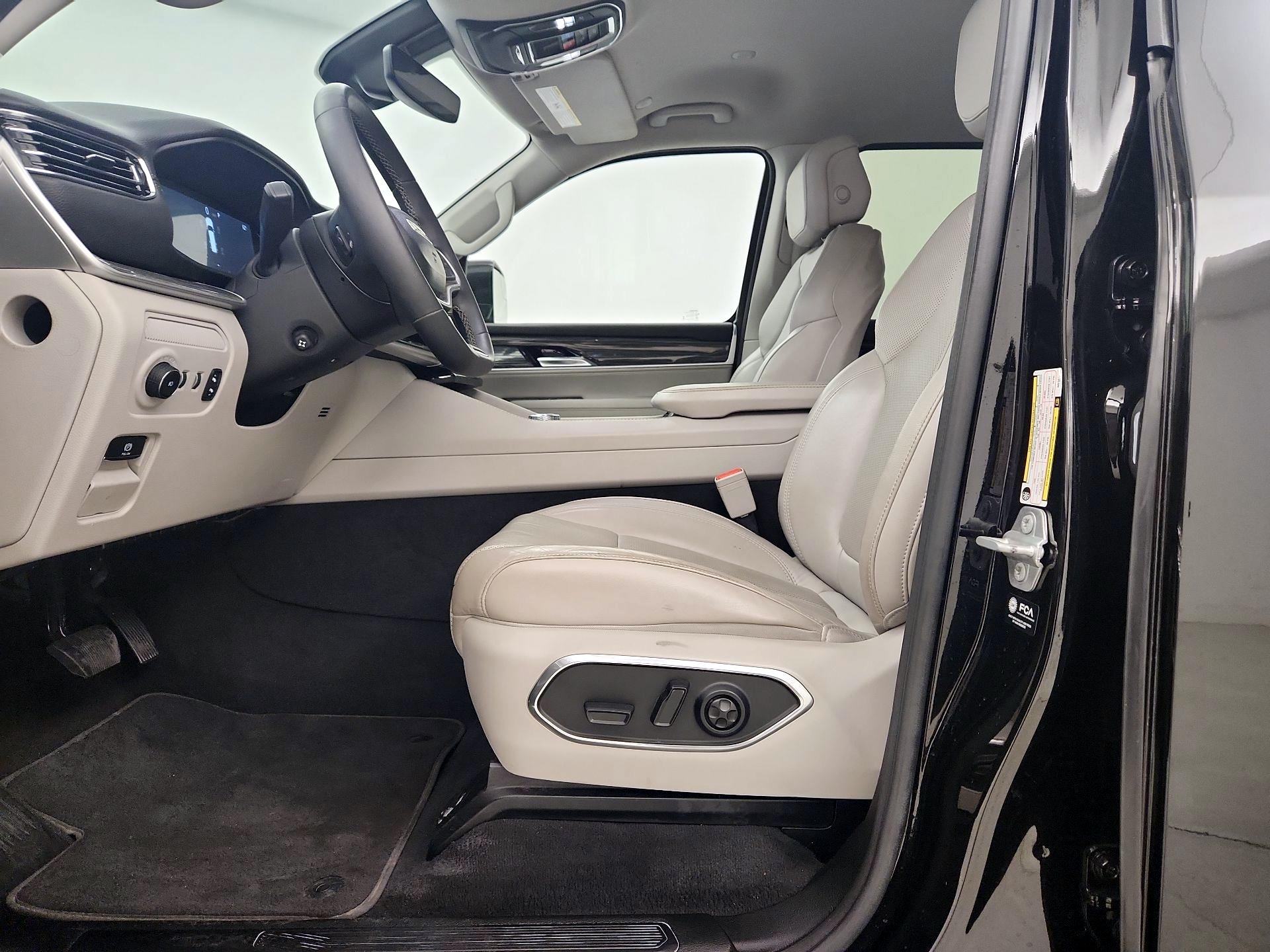 Thumbnail: 2022 Jeep Wagoneer - 11