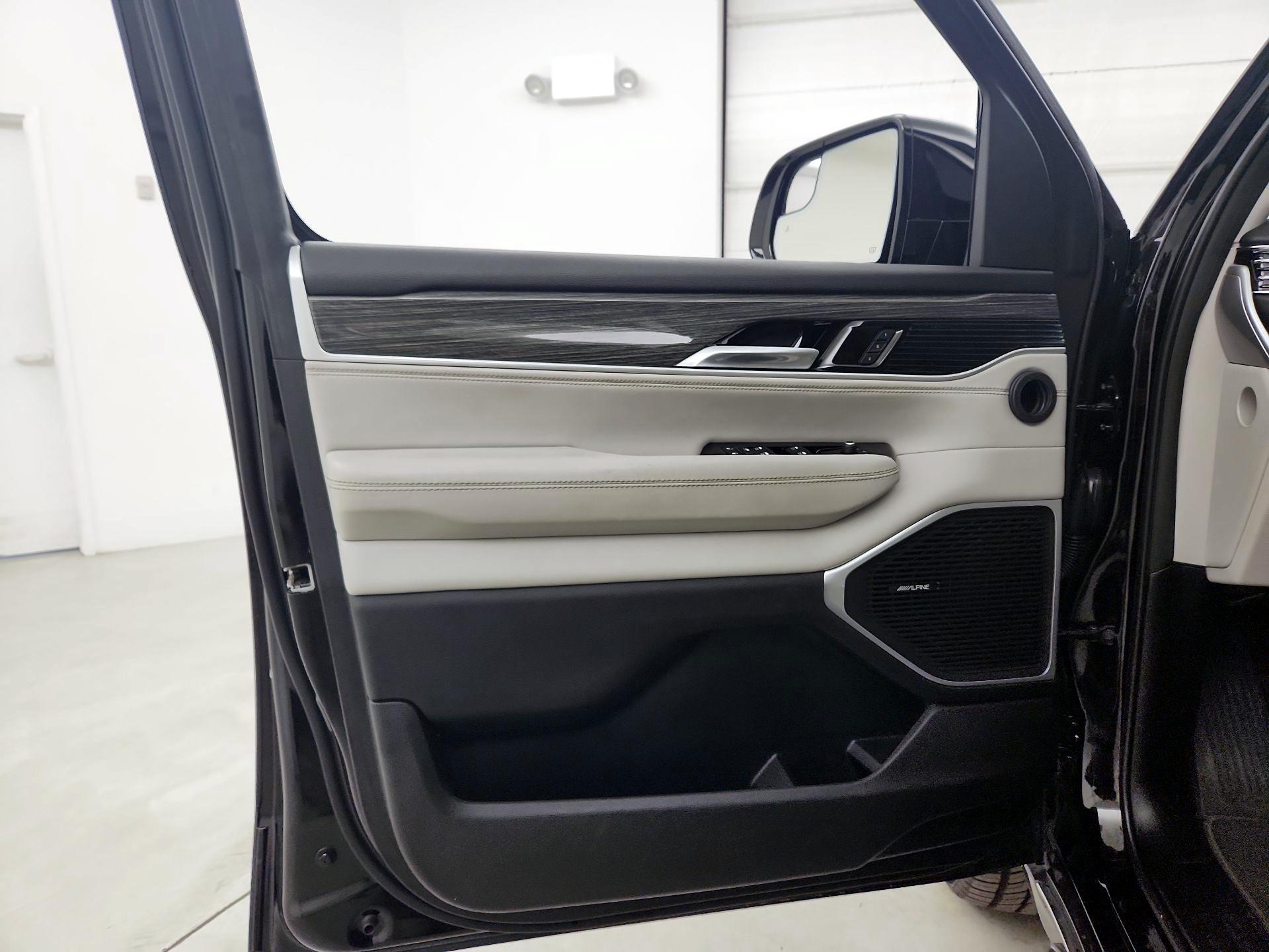 Thumbnail: 2022 Jeep Wagoneer - 12