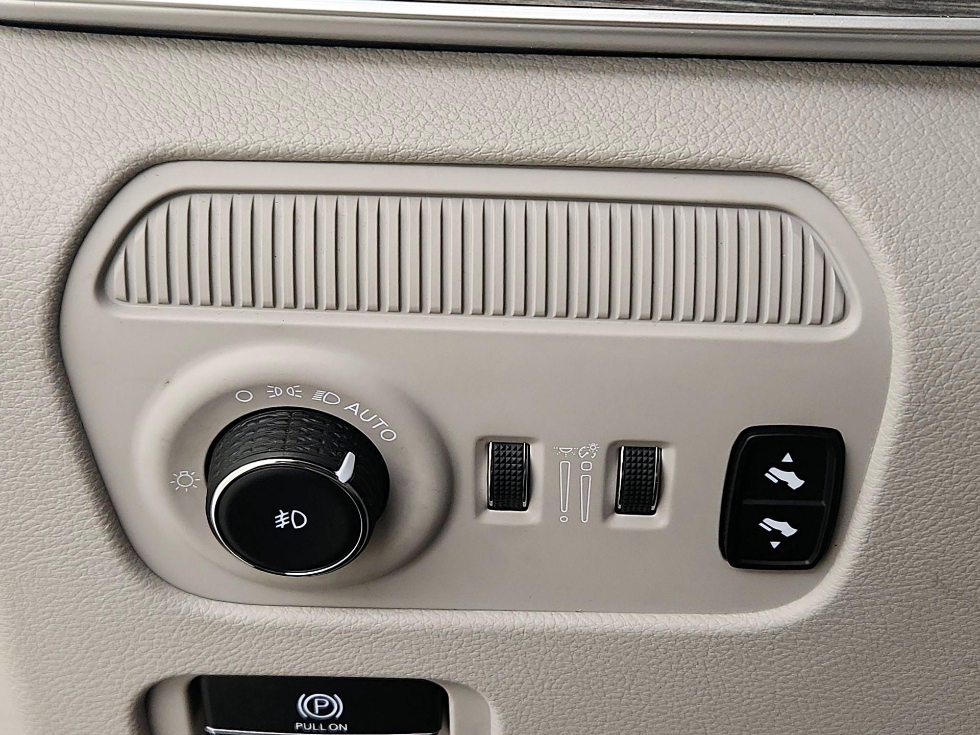 Thumbnail: 2022 Jeep Wagoneer - 13