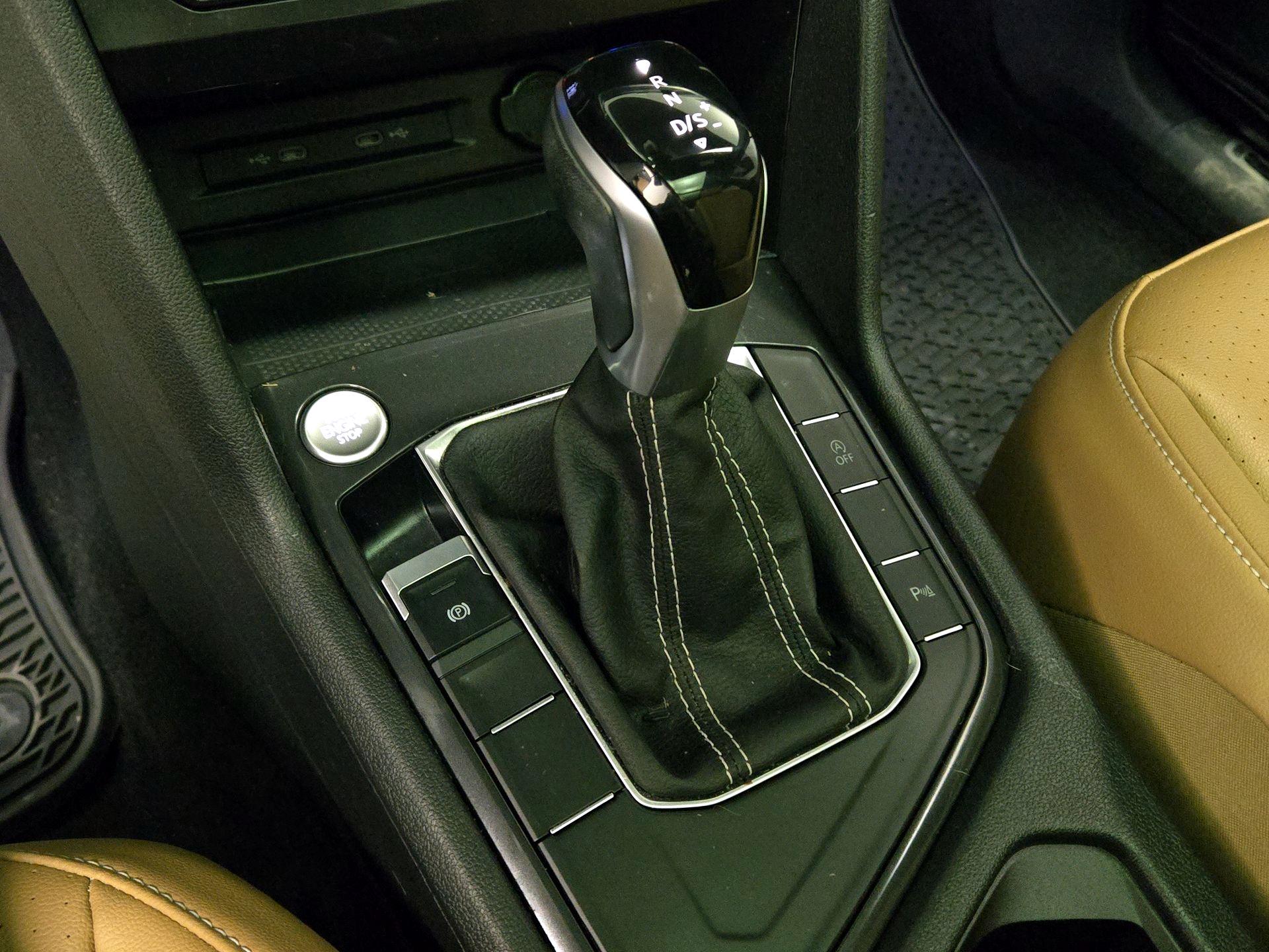 Thumbnail: 2022 Volkswagen Tiguan - 17