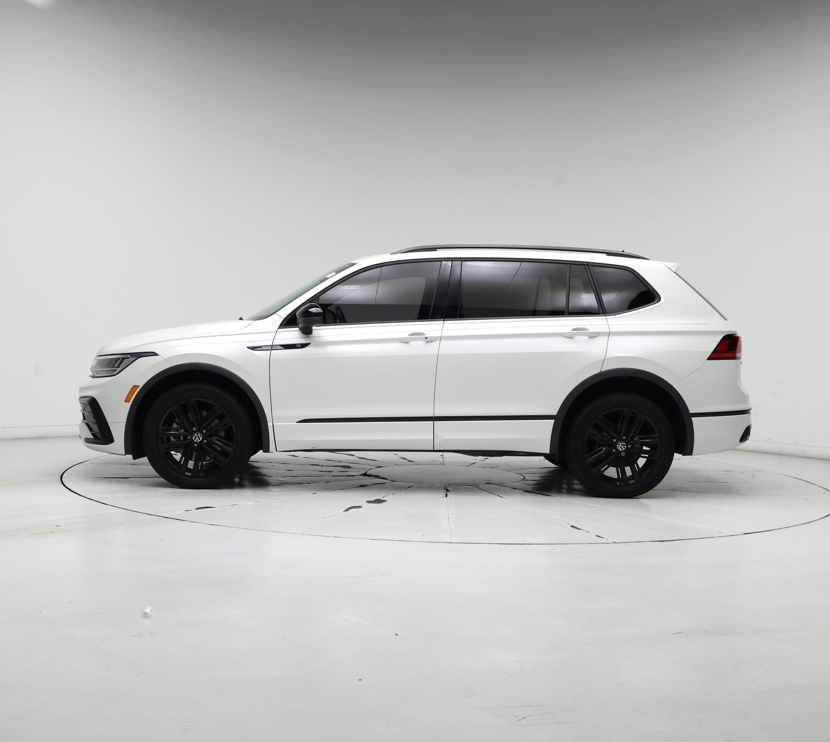 Thumbnail: 2022 Volkswagen Tiguan - 3