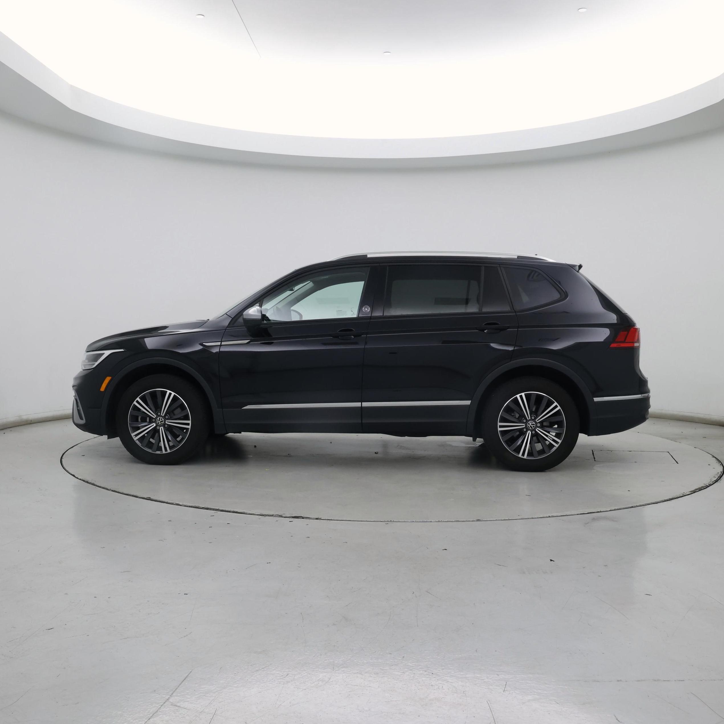 Thumbnail: 2024 Volkswagen Tiguan - 3