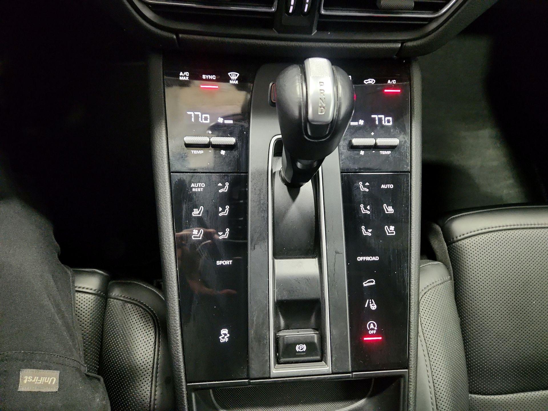 Thumbnail: 2023 Porsche Macan - 16