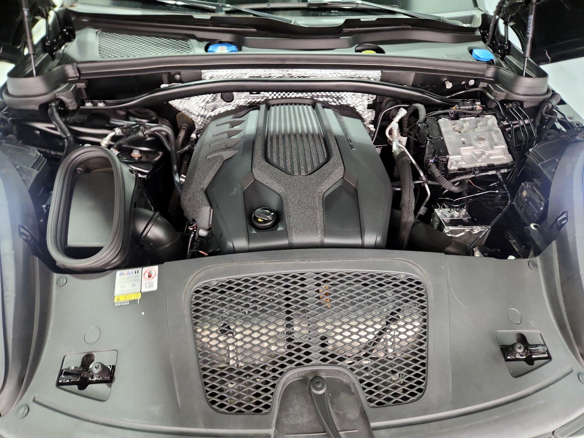 Thumbnail: 2023 Porsche Macan - 20