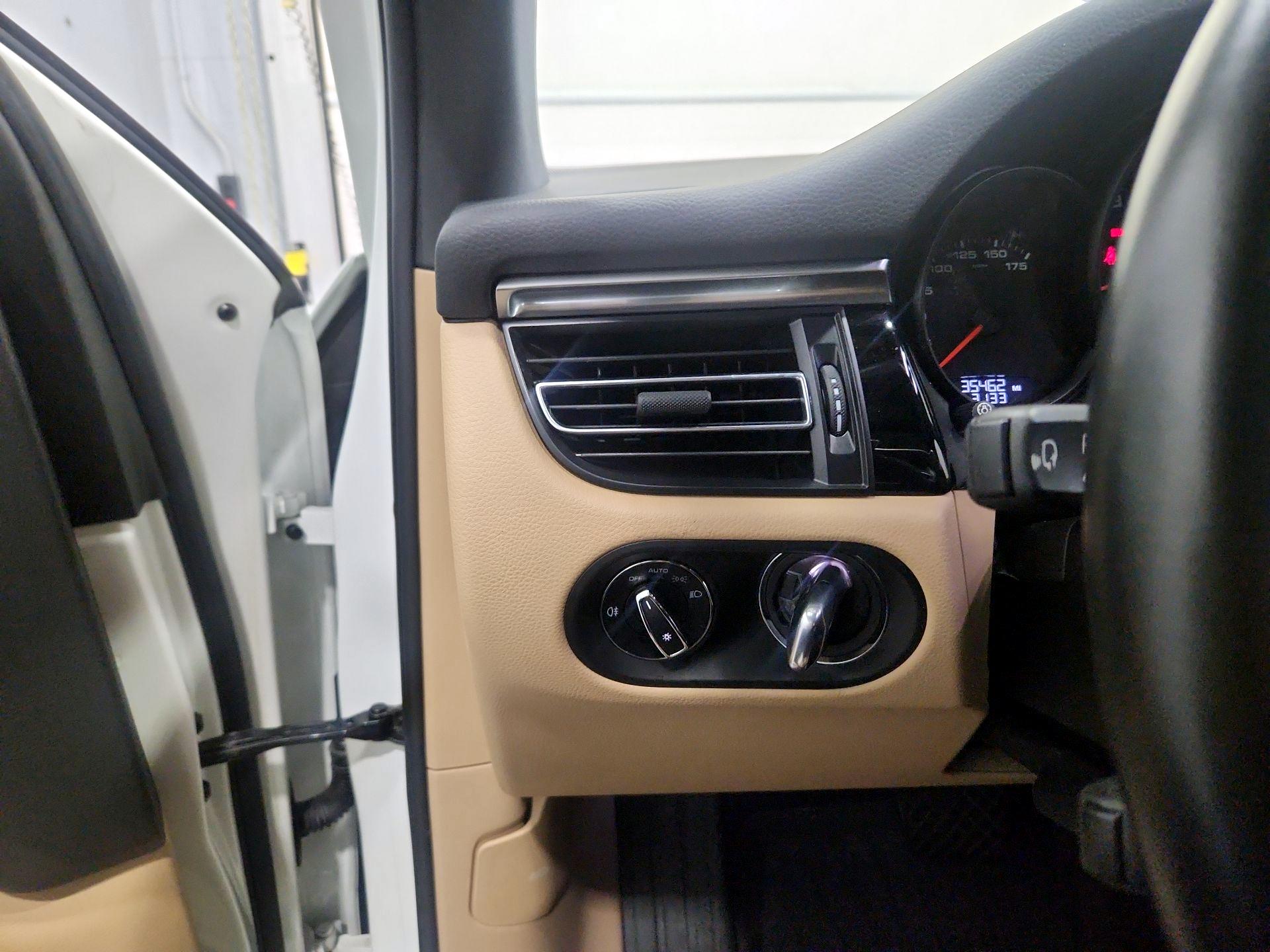 Thumbnail: 2021 Porsche Macan - 13