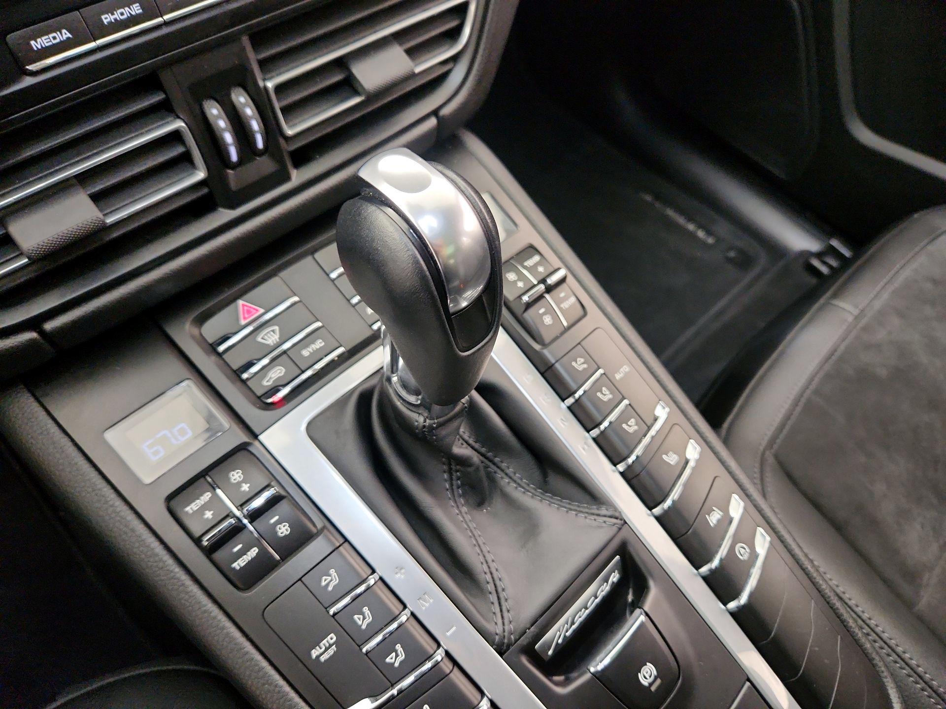 Thumbnail: 2021 Porsche Macan - 18