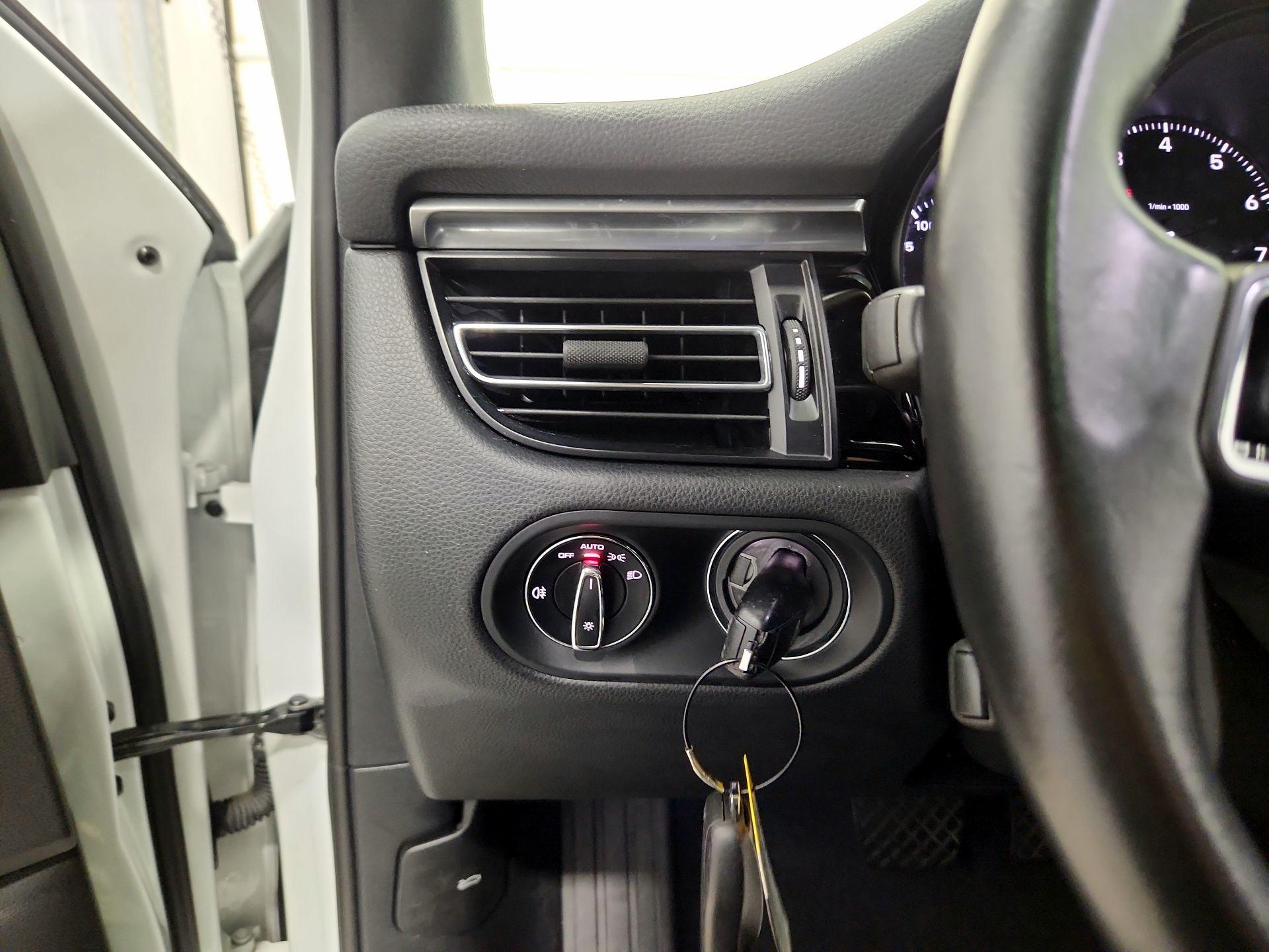 Thumbnail: 2022 Porsche Macan - 13