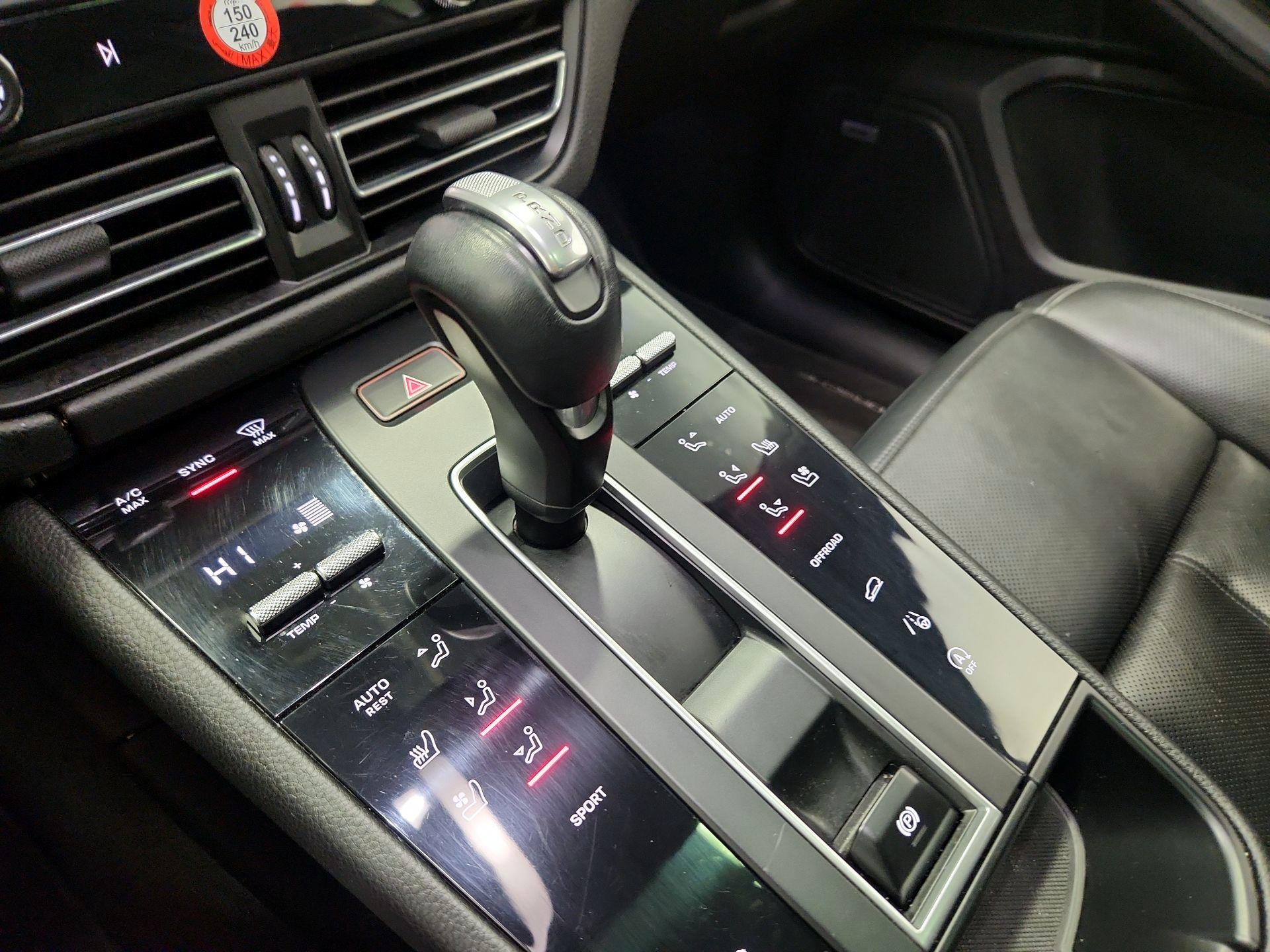 Thumbnail: 2022 Porsche Macan - 18