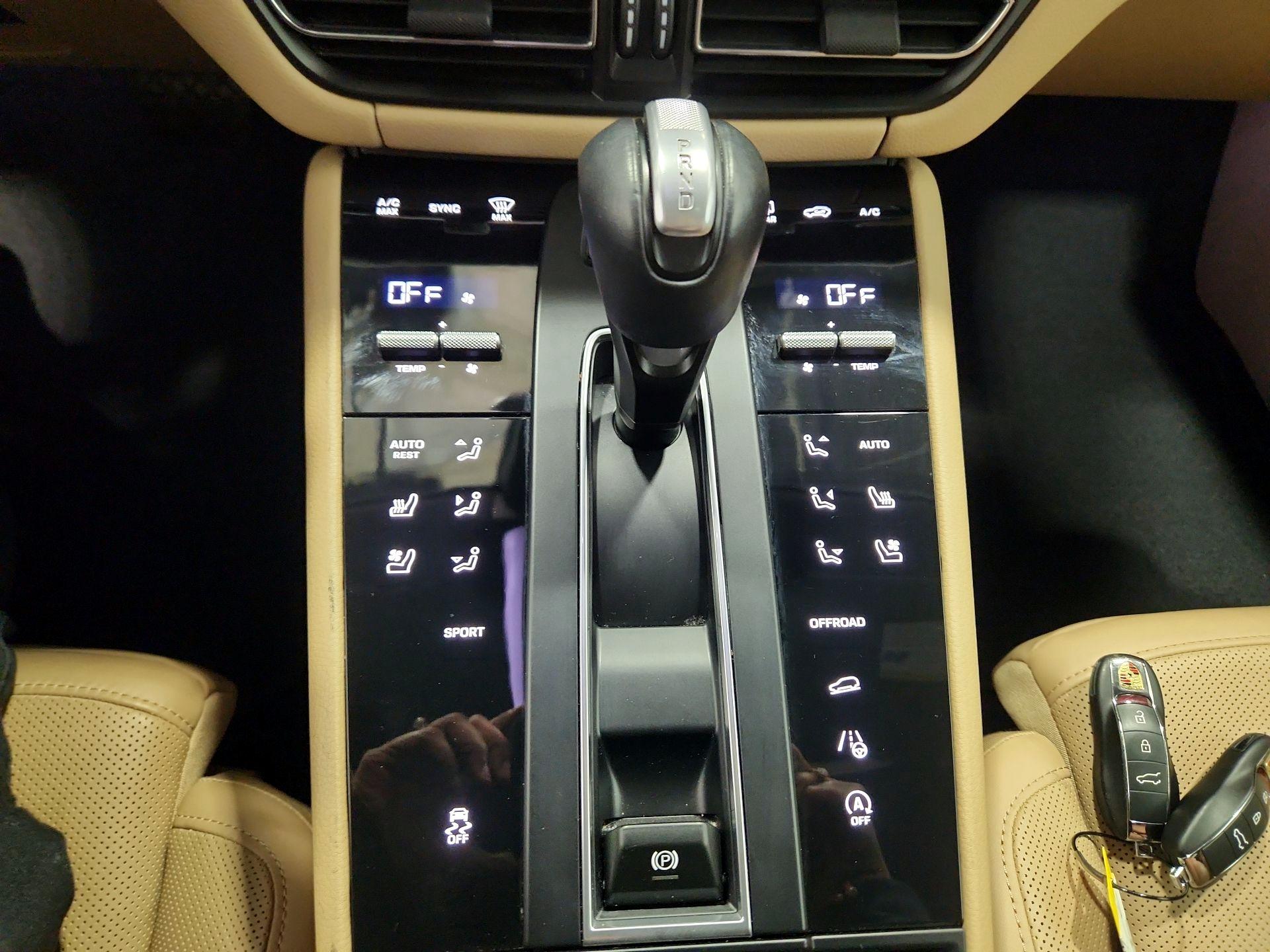 Thumbnail: 2023 Porsche Macan - 16