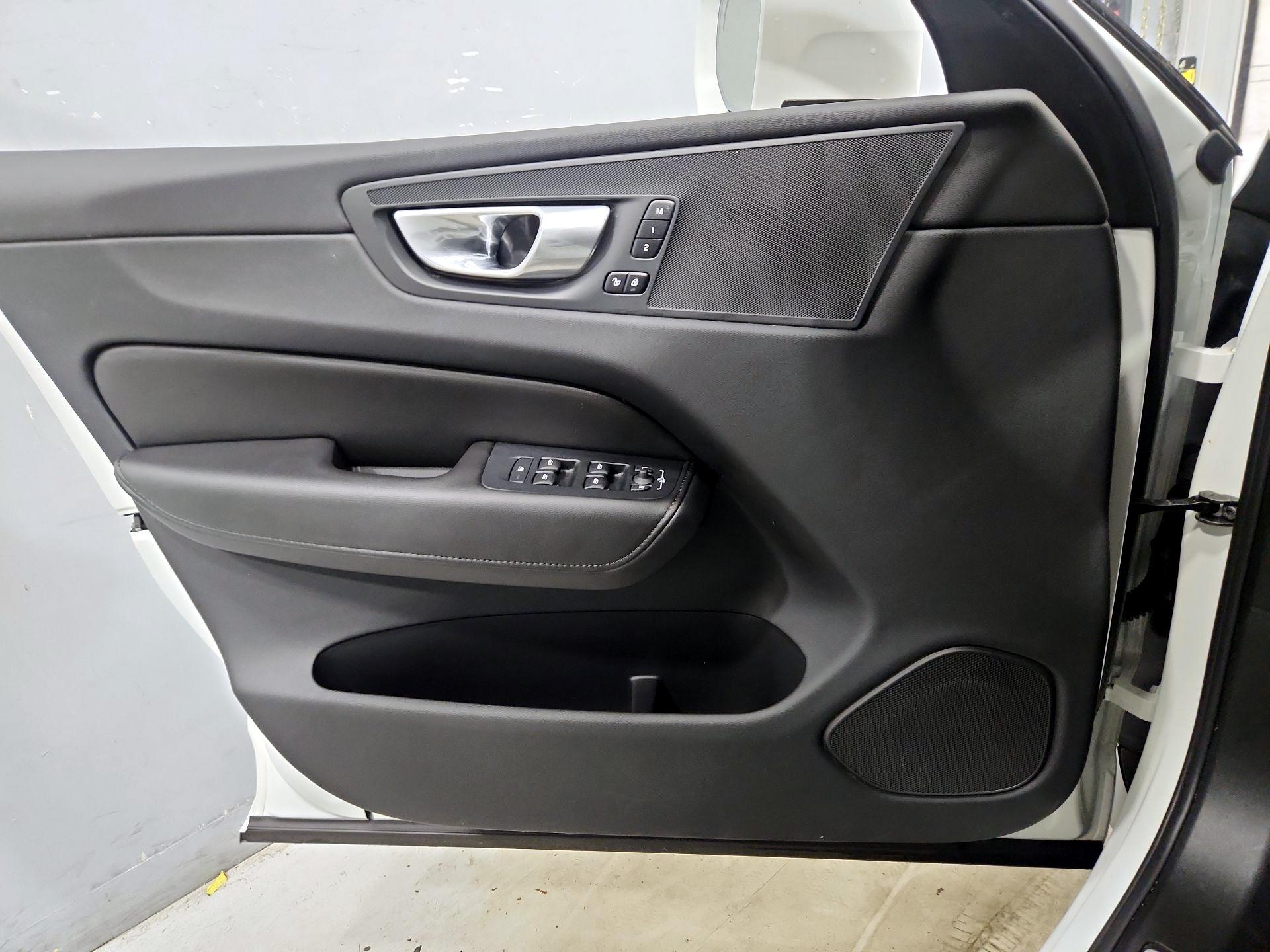 Thumbnail: 2023 Volvo XC60 - 12