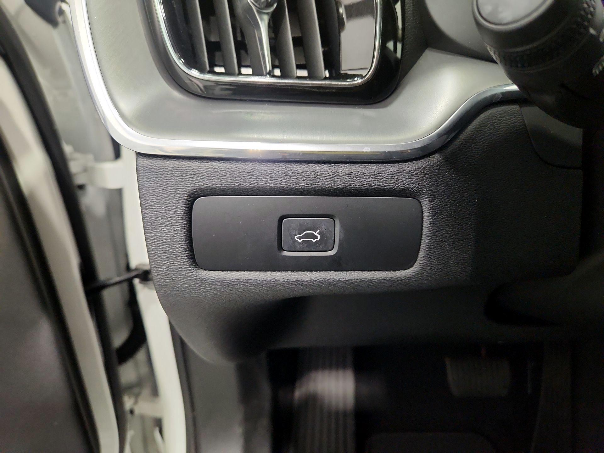 Thumbnail: 2023 Volvo XC60 - 13