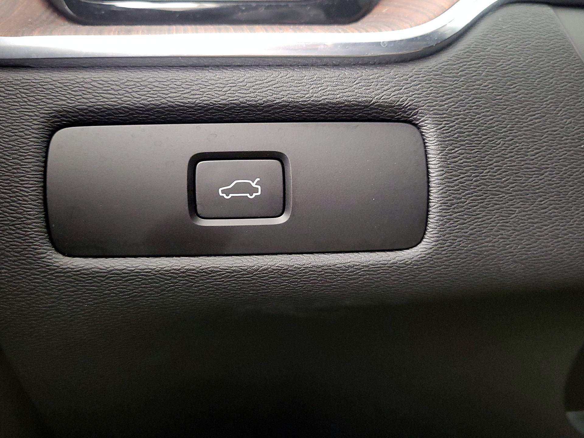 Thumbnail: 2023 Volvo XC60 - 13