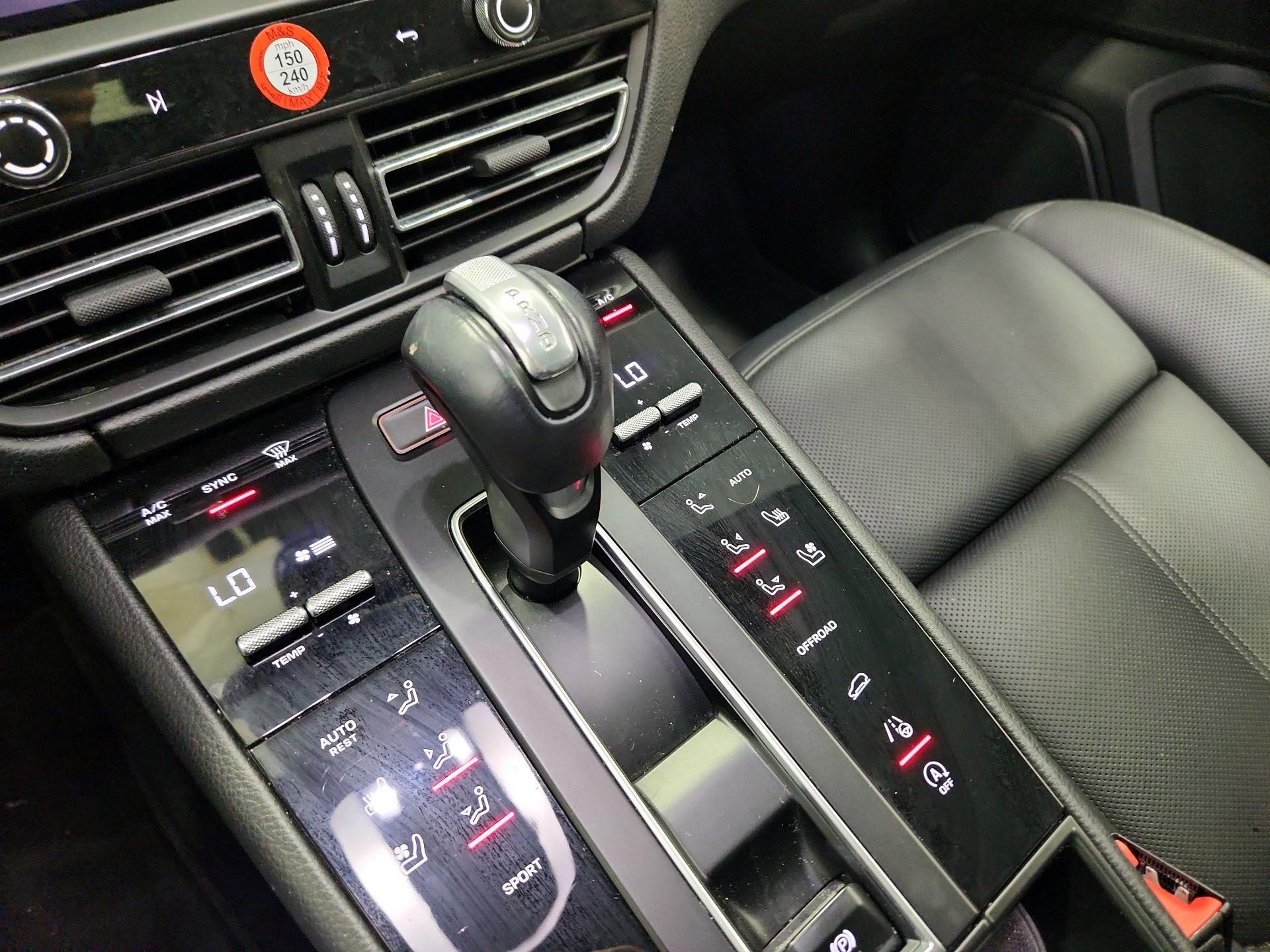 Thumbnail: 2023 Porsche Macan - 18