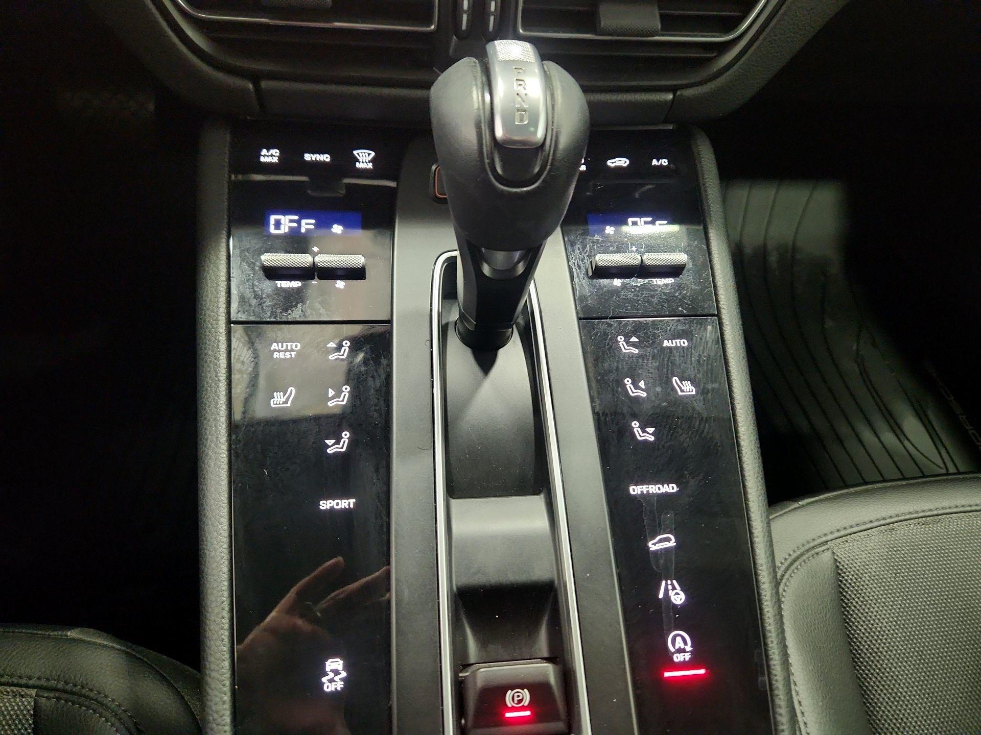 Thumbnail: 2023 Porsche Macan - 16