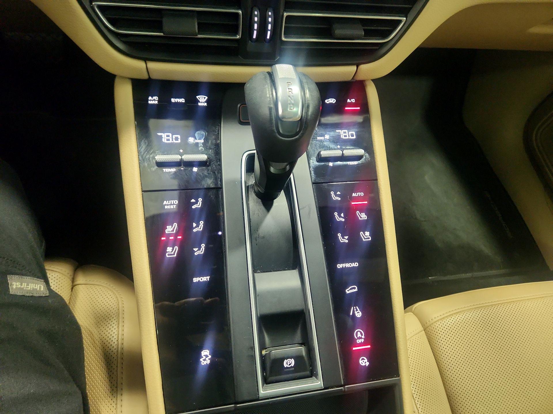 Thumbnail: 2022 Porsche Macan - 16